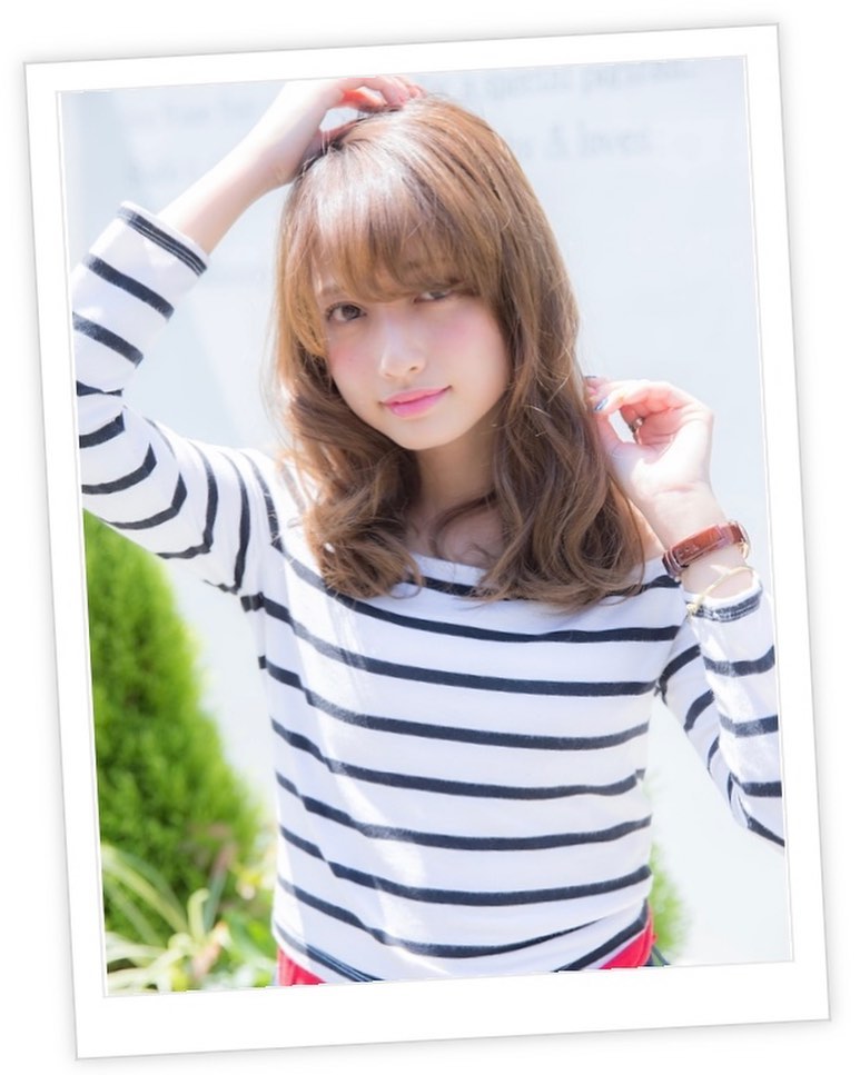 ロングでも重くならない透けるような質感がポイントのスタイルは、ミルクティーピンクで明るく！くせ毛風エアリーカールでナチュラルに韓国風ヨシンモリの完成≪大人女性に人気の美容室animo FIORENTE吉川美南≫