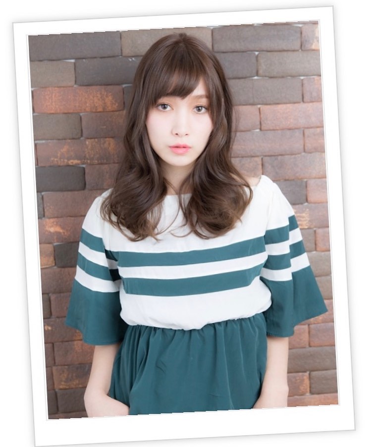 厚めバングとカールの重めスタイル。ゆるふわウェーブが可愛いフレンチガーリー♪くせ毛風カールにハイライトカラーで外国セレブのようにするのもトレンド≪大人女性に人気の美容室animo FIORENTE吉川美南≫