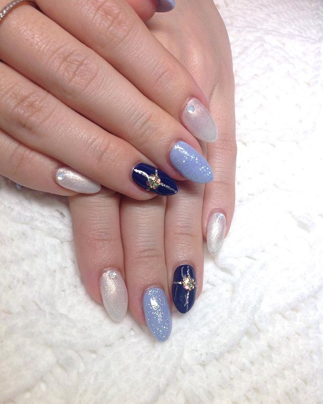 こんにちは川西です 今日は何だか寒いですね 冬ネイル沢山でています 当日ネイル 春日部駅西口 岩槻 夏 越谷 昭和 杉戸 大宮 幸手 フェリーチェ アニモフィオレンテ 埼玉ネイル 夏ネイル 乱切りシェル シェルネイル 時短ネイル フット