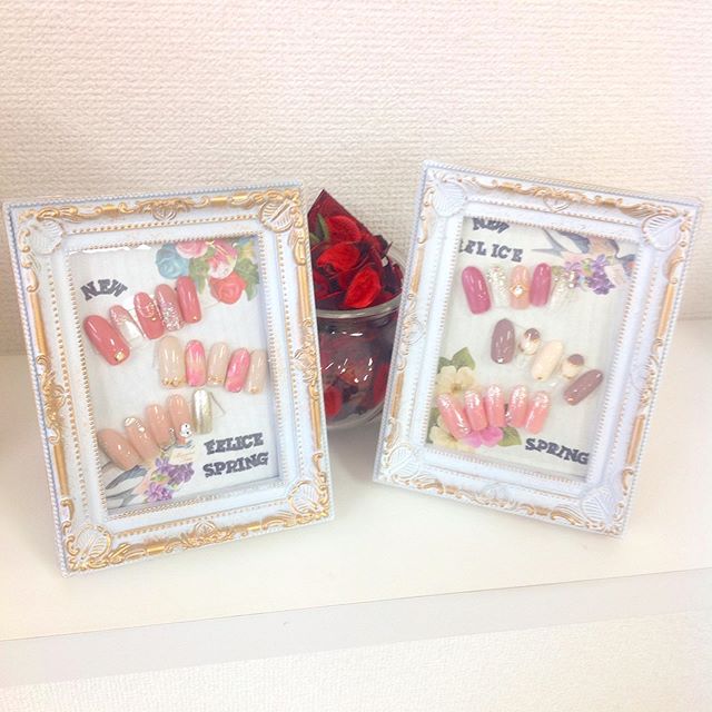 こんにちは～️フェリーチェ春日部店ネイリスト池川です☆今日は朝から雨️が降ったり止んだりでテンションが＞_＜ そんな時こそネイルしてテンション上げていきましょう 卒業式や入学式シーズンにもってこいのオススメデザインのご紹介です可愛いい～d(￣ ￣)️ 左側のサンプルデザインが6480円右側のサンプルデザインが5980円になっております️ 是非お待ちしておりま～す#埼玉ネイル #春日部ネイル#乱切りシェル #シェルネイル #時短ネイル #フットネイル #ハンドフットネイル #割引クーポン #配布中 #フィルイン #フィルイン一層残し #傷まないジェル#春ネイル#ボディミルク#デートネイル#定額ネイル#卒業式ネイル#入学式ネイル