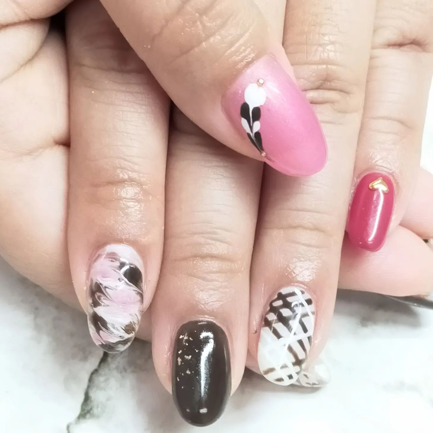 こんにちはフェリーチェネイルサロン春日部店松井です。定額デザイン☆バレンタインデザイン☆持ち込みも可能です☆ご予約お待ちしております☆フェリーチェ春日部店TEL048-884-8812#春日部ネイルサロン#ネイルサロンフェリーチェ春日部#定額ネイル#大人ネイル#オフィスネイル#キャンペーンネイル#当日予約#アニモフェリーチェ#アニモフィオレンテ#ネイリスト求人#スタイリスト求人#BRP#日曜定休#大宮ネイルサロン#岩槻ネイルサロン#越谷ネイルサロン#シンプルネイル#ワンカラー#駅近#駅近ネイル#N.#エルジューダhttps://www.instagram.com/accounts/login/https://beauty.hotpepper.jp/kr/slnH000352829/