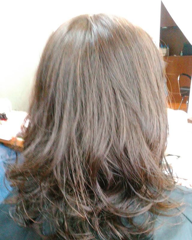 こんばんは。パーマとカラーのご紹介です。肩から下に大きめにウェーブがでるようにしました。仕上げはムースをつけるだけ！忙しく時間をかけたくない方にオススメです。カラーはショコラです。ちょっと赤みのあるブラウンにです。パーマと全体カラーは一緒にできます。ご相談ください。#アニモ#蒲生#美容室#商店街#