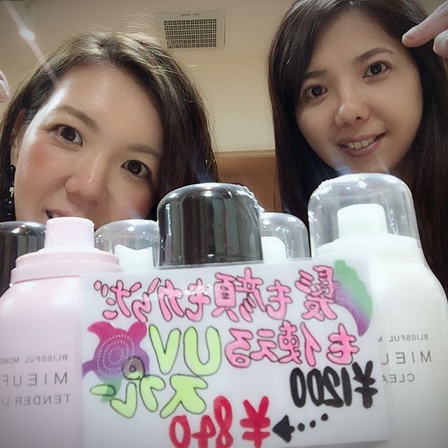 こんばんは、animo_gamoアシスタントの宗像です今日は、思ったより暑くない一日でしたが日中の日差しは…日焼け、シミが怖い??。そうなる前に万能の日焼け止め登場。手も汚れず髪の毛から足の先まで全身OK。クリームタイプと違って楽チン。無香料タイプもあるので男性にもOK。香料タイプも柔らかいニオイなので気にならない。カバンに入れても邪魔にならない。今年の夏はこれ1本で完ぺき#蒲生商店街 #新田駅#草加