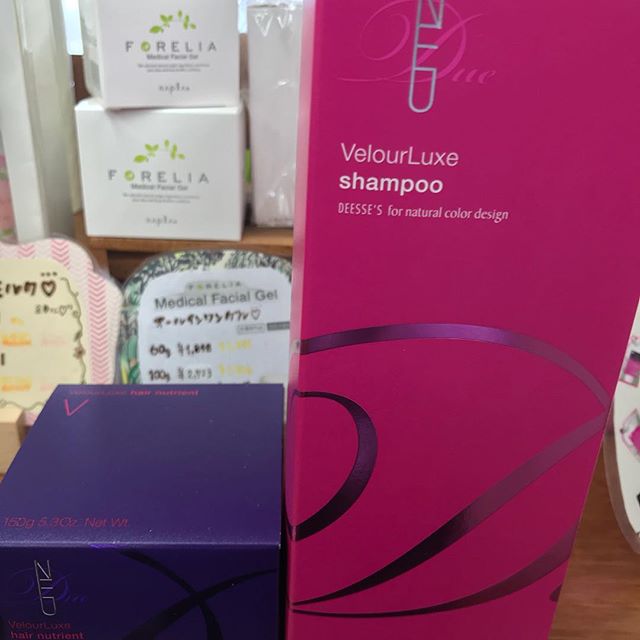 こんにちは、アニモ蒲生店の宗像です。今日は北越谷店にヘルプで行ってました。台風の影響で電車の遅れも…最近はいつも遅れてます。笑笑さておき、自宅で愛用中のシャンプーとトリートメント。シャンプーは泡立ちが良く香りもいいです。ダメージ毛には、オススメです。補修効果抜群です。私の使い方は、流さないトリートメントをつけているのでシャンプーは2回してます。1回目は軽くシャンプーをして髪の表面の汚れを落とします。2回目は頭皮をしっかり洗います。最後にトリートメントで毛先中心に塗布し10分くらい起きます。乾かす前に流さないトリートメントを付け乾かすと凄くしっとりサラサラです。是非、気になる方はご自宅でお試しになって下さい#越谷蒲生#新田#草加#beauty#縮毛矯正#ネイル#カラー