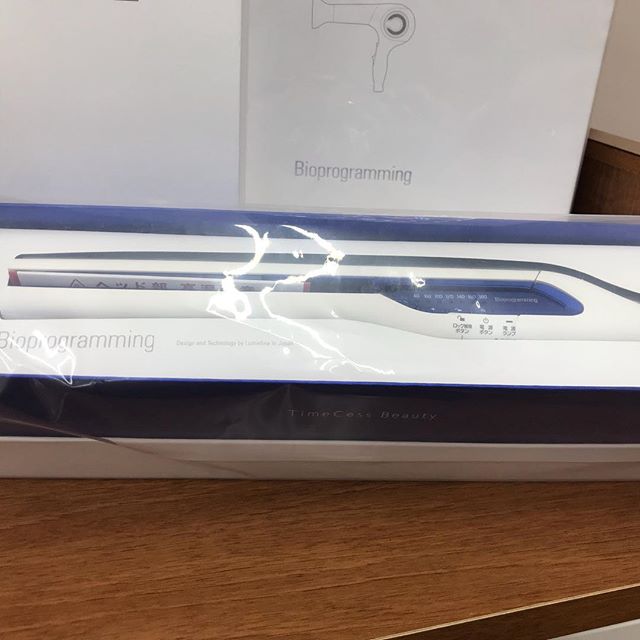 こんばんは、美容室アニモ蒲生店アシスタントの宗像です。ヘアビューロン3D2D.3Dでお悩みの方へ❣️上位機種になるので2Dよりも3Dよりも4Dいいと思います。しかし2Dでも効果得られるストレートアイロンとなっております。迷われたら一番は3Dです。お値段の違いがございますので2Dオススメします。但し、凄いところは熱を入れずに髪に通すだけでもツヤ感でます。普通のストレートアイロンとヘアビューロンストレートの違い️ 普通のストレートアイロンは使えば使うほど髪にダメージ、乾燥を進行させていき健康な髪を取り戻せなくなっていき枝毛、切れ毛が増えていきます。その点ヘアビューロンストレートは使えば使うほどどんどん髪が綺麗になりしっとりまとまっていく髪になります。お値段はお高く感じるかもしれませんが、効果抜群です。是非、お店でも2D使用おります。3Dも販売しております。商品をお試しできますのでご来店の際はお気軽にお声をお掛け下さい。#N.#エヌドット#ナプラ#Nドットセラム#ミルボン#Nドットシアミルク#お子様同伴ok #当日ご予約OK#ロブ#エルジューダ#エルジューダエマルジョン#草加#新田#草加公園#青柳#蒲生商店街#蒲生駅#ナシードカラー#女性スタッフのみ#スタッフみんな30代#ヘアビューロンストレート