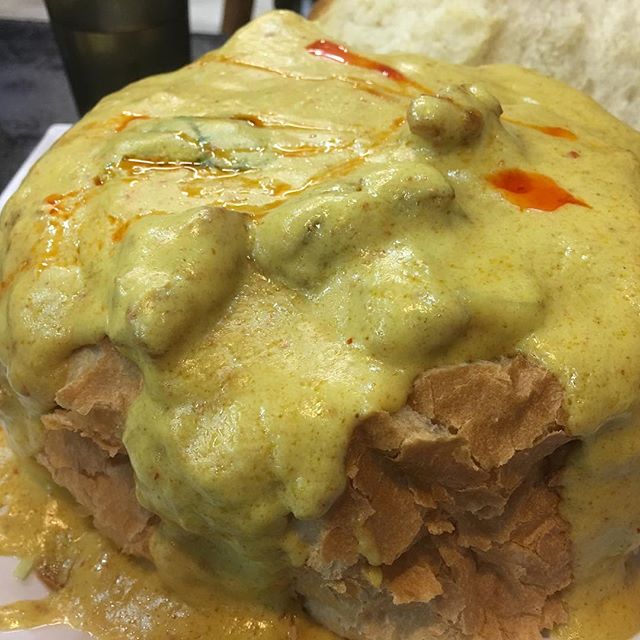 おはようございます、美容室アニモ蒲生店アシスタントの宗像です。率直になんだと思いますか？斬新な…ナイフとフォーク使って切るカレーパン️味はいける、でも辛い2度はないかなぁ?Hot