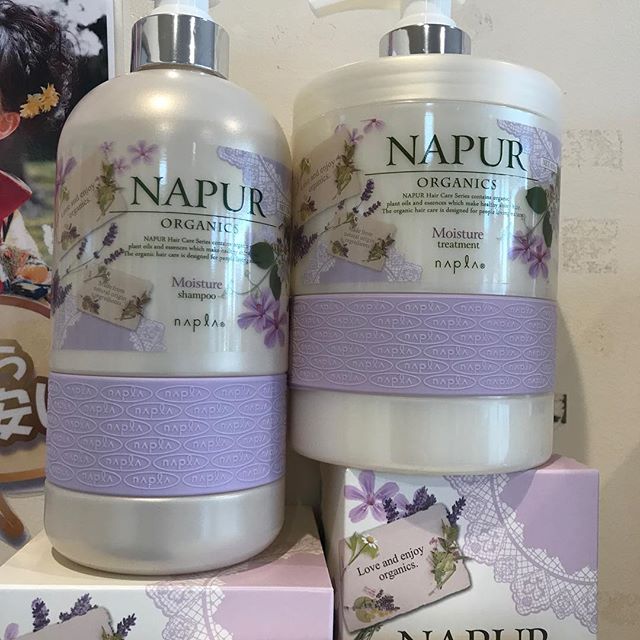 こんにちは、美容室アニモ蒲生店のアシスタントの宗像です。ナシードのお得用サイズ。容器も可愛いこちらの商品はモイスチャー乾燥するこの季節にオススメです。乾燥からくる痒み、切れ毛など防いでくれます。痒みの原因は洗浄力の強いシャンプーをお使いになっているか若しくは乾燥からの痒み、白髪での痒みなどがあります。シャンプーから変えてみませんか？余分な潤いを取りすぎてる可能が危険ですシャンプーを見直ししてみませんか？シャンプーを変えるだけでも改善はされます。是非、ご参考にしてみて下さい#N.#エヌドット#ナプラ#Nドットセラム#ミルボン#Nドットシアミルク#お子様同伴ok #当日ご予約OK#ロブ#エルジューダ#エルジューダエマルジョン#草加#新田#草加公園#青柳#蒲生商店街#蒲生駅#ナシードカラー#女性スタッフのみ#スタッフみんな30代️