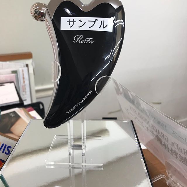 こんばんは、美容室アニモ蒲生店のアシスタントの宗像です。10%offのカッサがなんと今月で終わりです。迷っていたら是非この機会に❣️サンプルでお試して頂いて効果得て下さい。気に頂けると思います。この型は薄型で手にフィットし易く、細かいところまで使えます。マイクロカレント・筋肉疲労の軽減　/　痛み緩和　/　細胞修復　/　怪我の治癒の早期化こういった症状にも効果的で医療現場でも使われています。優れものなので毎日使ってみてはいかがでしょうか？お風呂入りながら、テレビを観ながら、寝る前に#N.#エヌドット#ナプラ#Nドットセラム#ミルボン#Nドットシアミルク#お子様同伴ok #当日ご予約OK#ロブ#エルジューダ#エルジューダエマルジョン#草加#新田#草加公園#青柳#蒲生商店街#蒲生駅#ナシードカラー#女性スタッフのみ#スタッフみんな30代️