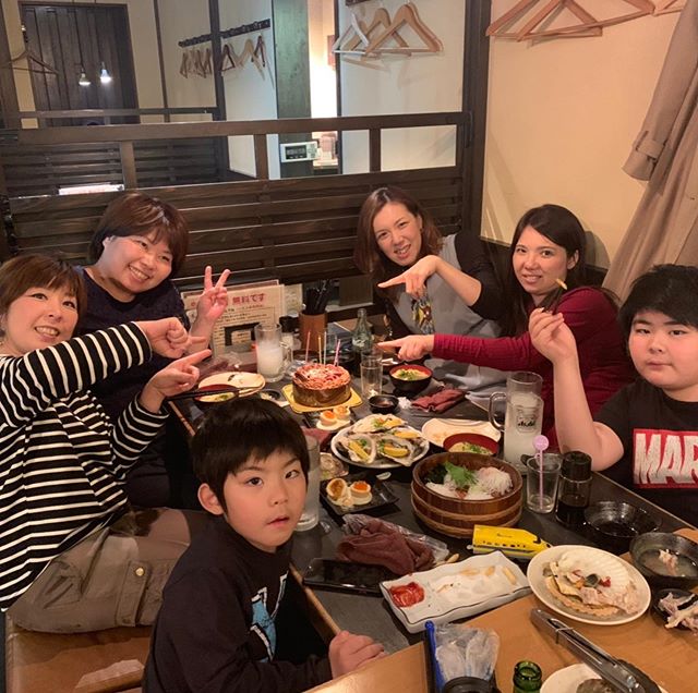 こんばんは、アニモ蒲生店アシスタントの宗像です。お食事会で梅蔵に行き、鶴間さんのお誕生日も出来ました。おめでとうございます、色々とハプニングも有りましたが楽しかったてすやっぱり皆んなでワイワイ出来るのがあるから毎日が楽しくお仕事も続けられています。(^-^)v#カラー#トレンドカラー#ベージュ#夏#N.#エヌドット#ナプラ#Nドットセラム#ミルボン#Nドットシアミルク#お子様同伴ok #当日ご予約OK#ロブ#エルジューダ#エルジューダエマルジョン#草加#新田#草加公園#青柳#蒲生商店街#蒲生駅#ナシードカラー#女性スタッフのみ#スタッフみんな30代️