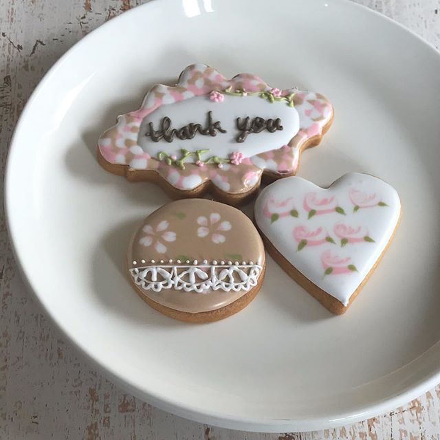 こんにちは、美容室アニモ蒲生店アシスタントの宗像です。アイシング️違ったデザインで作りました。クッキーは先生が作りました。アイシングは自分でしましたが一歩一歩ですが少しづつ良くなってきていろんなデザインも出来て楽しかったです。