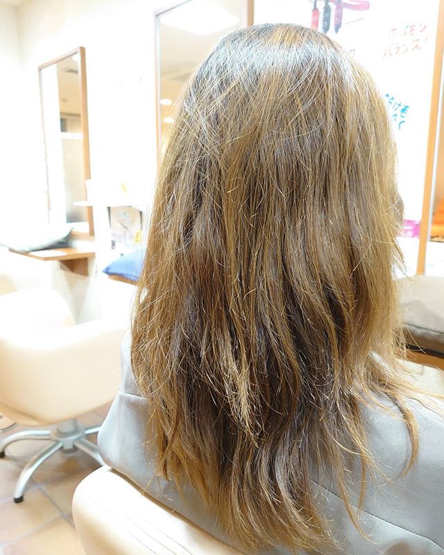 おはようございます️ 先日は営業後に髪を染めました秋冬カラーで落ち着いた色にしました。アッシュ系の色です️ ぜひ、参考にしてください鶴間########