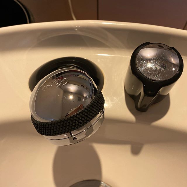 こんばんは、アニモ蒲生店アシスタントの宗像です️ ReFaファインバブル業務用️お客様様のお声でずーっと取り付けておいて欲しい声が多いシャワーヘッド🦰🚿 「使われたお客様のお声」★カラーの持ちが良くなった★根元がふんわりサラサラのお声などでした。★トリートメントなしでも仕上がりはサラサラ️ 是非ご興味がございましたらまだまだ、お試しはしておりますので実感してみて下さい️