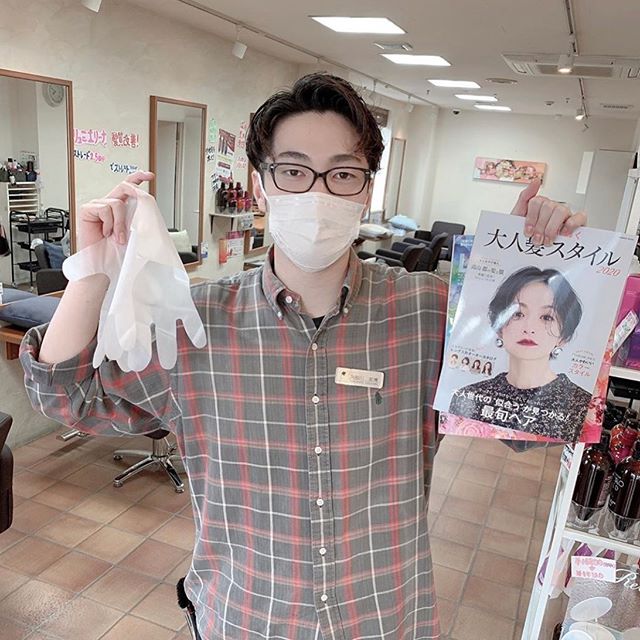 こんにちは！蒲生店アシスタントの阿部川て゛す！お店て゛空間除菌や消毒の徹底をしているのはこ゛紹介させて頂きました！️ その他にも雑誌を読む時に直接手て゛触れないようにヒ゛ニール手袋のこ゛用意をしております！！😎 緊急事態宣言は解除されましたか゛引き続き、感染予防をしなか゛ら少しつ゛つ元の生活に戻れるように気をつけて行きます。‍♂️‍♂️‍♂️ #ナフ゜ラ#Nト゛ットセラム#Nト゛ットシアミルク #当日こ゛予約OK#ミルホ゛ン#エルシ゛ュータ゛#エルシ゛ュタ゛エマルシ゛ョン#リファストレートアイロン#縮毛矯正  #美容室  #BRP #美容求人 #アシスタント募集 #スタイリスト募集 #アイリスト募集 #美容学生 #サロン見学 #ママさん美容師 #埼玉#蒲生#蒲生美容室