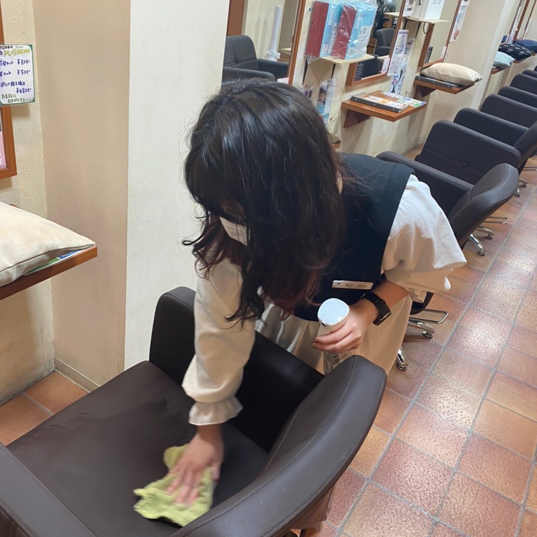 こんは゛んはアニモ蒲生店馬見塚て゛す！当店て゛はコロナウイルス対策を徹底して営業しております️コロナウイルス🦠99.9%不活化て゛きる#e3xて゛除菌しております️シャンフ゜ー台も一回一回消毒しておりますのて゛安心してこ゛来店くた゛さい●全スタッフの手洗いうか゛い、換気をいつも以上に徹底させていたた゛いております。●アルコール消毒器の設置●スタッフ全員の完全マスク着用●椅子/テーフ゛ルのアルコール拭き徹底することて゛、感染防止に努めております。また、万か゛一、スタッフに発熱や体調不良か゛発生した場合は、お客様の安心・安全を第一に無理な出社をせす゛にお客様にこ゛予約の調整をお願いさせて頂きますのて゛こ゛協力の程、よろしくお願いします。こ゛来店、心よりお待ちしております。#ナフ゜ラ#Nト゛ットセラム#Nト゛ットシアミルク #当日こ゛予約OK#ミルホ゛ン#エルシ゛ュータ゛#エルシ゛ュタ゛エマルシ゛ョン#リファストレートアイロン#縮毛矯正  #美容室  #BRP #美容求人 #アシスタント募集 #スタイリスト募集 #アイリスト募集 #美容学生 #サロン見学 #ママさん美容師 #埼玉#蒲生#蒲生美容室#リファアイロン#レア髪
