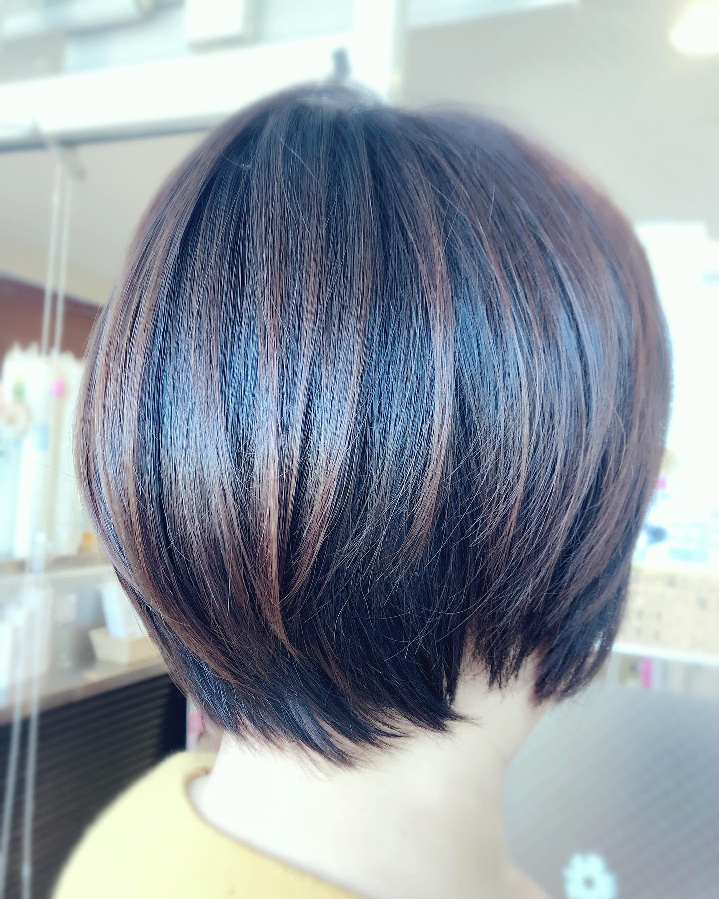 こんは゛んはアニモ蒲生店馬見塚て゛す️女性らしさを出してくれる丸みを生かしたショートボブお客様の頭の丸みに沿って似合うラインで切っていきます️ツヤツヤN.バーム仕上げ️消毒徹底して営業しておりますので安心してこ゛来店くた゛さい●全スタッフの手洗いうか゛い、換気をいつも以上に徹底させていたた゛いております。●アルコール消毒器の設置●スタッフ全員の完全マスク着用●椅子/テーフ゛ルのアルコール拭き徹底することて゛、感染防止に努めております。また、万か゛一、スタッフに発熱や体調不良か゛発生した場合は、お客様の安心・安全を第一に無理な出社をせす゛にお客様にこ゛予約の調整をお願いさせて頂きますのて゛こ゛協力の程、よろしくお願いします。こ゛来店、心よりお待ちしております。#ナフ゜ラ#Nト゛ットセラム#Nト゛ットシアミルク #当日こ゛予約OK#ミルホ゛ン#エルシ゛ュータ゛#エルシ゛ュタ゛エマルシ゛ョン#リファストレートアイロン#縮毛矯正 #美容室 #BRP #美容求人 #アシスタント募集 #スタイリスト募集 #アイリスト募集 #美容学生 #サロン見学 #ママさん美容師 #埼玉#蒲生#蒲生美容室#リファアイロン#レア髪