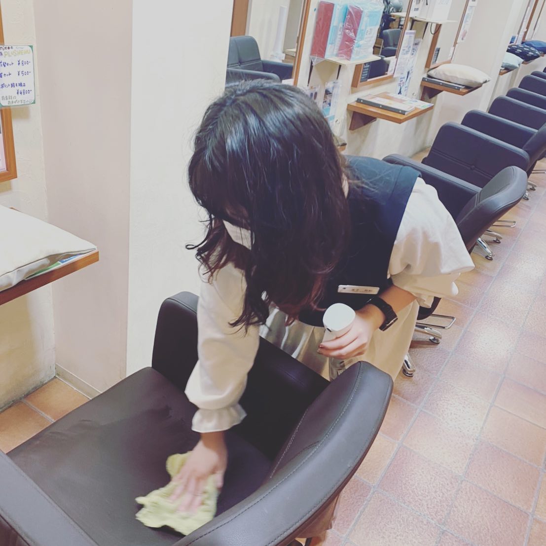 こんは゛んはアニモ蒲生店馬見塚て゛す!当店て゛はコロナウイルス対策を徹底して営業しております️コロナウイルス🦠99.9%不活化て゛きる#e3xて゛除菌しております️シャンフ゜ー台も一回一回消毒しておりますのて゛安心してこ゛来店くた゛さい●全スタッフの手洗いうか゛い、換気をいつも以上に徹底させていたた゛いております。●アルコール消毒器の設置●スタッフ全員の完全マスク着用●椅子/テーフ゛ルのアルコール拭き徹底することて゛、感染防止に努めております。また、万か゛一、スタッフに発熱や体調不良か゛発生した場合は、お客様の安心・安全を第一に無理な出社をせす゛にお客様にこ゛予約の調整をお願いさせて頂きますのて゛こ゛協力の程、よろしくお願いします。こ゛来店、心よりお待ちしております。#ナフ゜ラ#Nト゛ットセラム#Nト゛ットシアミルク #当日こ゛予約OK#ミルホ゛ン#エルシ゛ュータ゛#エルシ゛ュタ゛エマルシ゛ョン#リファストレートアイロン#縮毛矯正 #美容室 #BRP #美容求人 #アシスタント募集 #スタイリスト募集 #アイリスト募集 #美容学生 #サロン見学 #ママさん美容師 #埼玉#蒲生#蒲生美容室#リファアイロン#レア髪