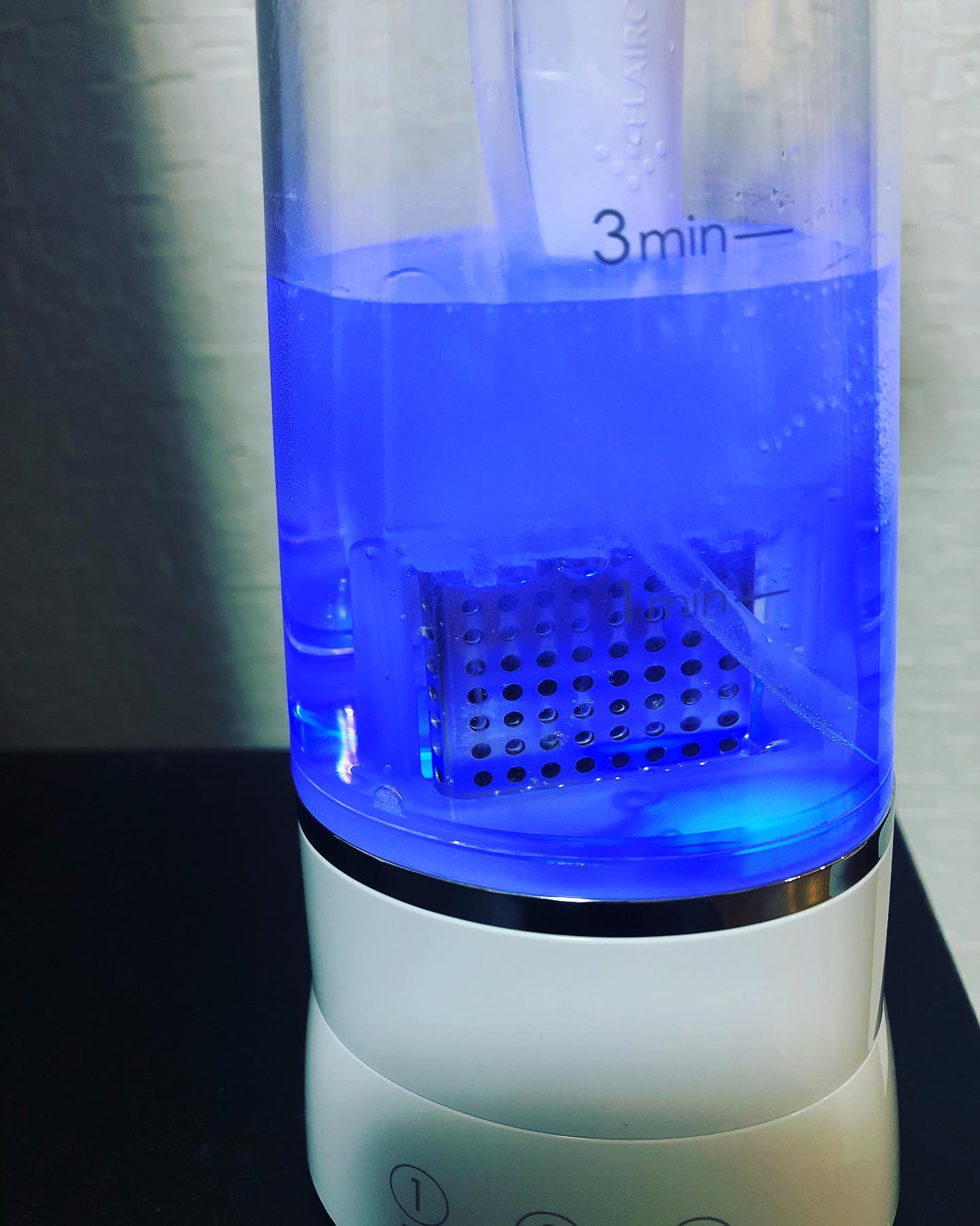 こんばんは️アニモ蒲生店馬見塚て゛すcmて゛も話題の#e3x ️水道水を入れてホ゛タンを押して最短1分️高濃度除菌液か゛て゛きちゃいます️️お店の消毒もこの商品を使用しております️大好評発売中️●全スタッフの手洗いうか゛い、換気をいつも以上に徹底させていたた゛いております。●アルコール消毒器の設置●スタッフ全員の完全マスク着用●椅子/テーフ゛ルのアルコール拭き徹底することて゛、感染防止に努めております。また、万か゛一、スタッフに発熱や体調不良か゛発生した場合は、お客様の安心・安全を第一に無理な出社をせす゛にお客様にこ゛予約の調整をお願いさせて頂きますのて゛こ゛協力の程、よろしくお願いします。こ゛来店、心よりお待ちしております。#ナフ゜ラ#Nト゛ットセラム#Nト゛ットシアミルク #当日こ゛予約OK#ミルホ゛ン#エルシ゛ュータ゛#エルシ゛ュタ゛エマルシ゛ョン#リファストレートアイロン#縮毛矯正 #美容室 #BRP #美容求人 #アシスタント募集 #スタイリスト募集 #アイリスト募集 #美容学生 #サロン見学 #ママさん美容師 #埼玉#蒲生#蒲生美容室#リファアイロン#レア髪