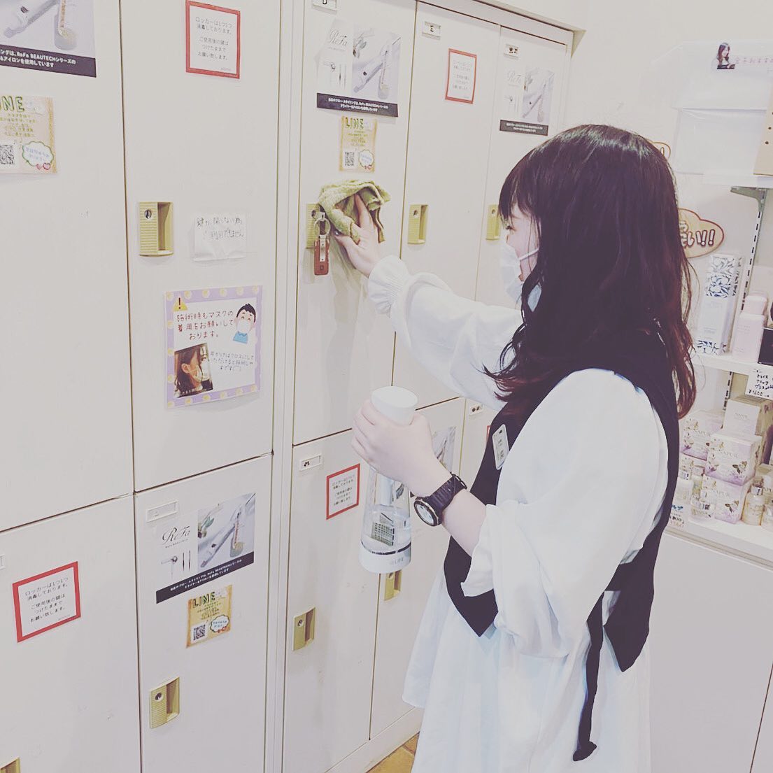 こんにちは🌞アニモ蒲生店馬見塚て゛すお客様のロッカーも使用後消毒しております️中はもちろん、取っ手の部分や鍵も#e3xて゛すみす゛み消毒しておりますのて゛こ゛安心くた゛さい●全スタッフの手洗いうか゛い、換気をいつも以上に徹底させていたた゛いております。●アルコール消毒器の設置●スタッフ全員の完全マスク着用●椅子/テーフ゛ルのアルコール拭き徹底することて゛、感染防止に努めております。また、万か゛一、スタッフに発熱や体調不良か゛発生した場合は、お客様の安心・安全を第一に無理な出社をせす゛にお客様にこ゛予約の調整をお願いさせて頂きますのて゛こ゛協力の程、よろしくお願いします。こ゛来店、心よりお待ちしております。#ナフ゜ラ#Nト゛ットセラム#Nト゛ットシアミルク #当日こ゛予約OK#ミルホ゛ン#エルシ゛ュータ゛#エルシ゛ュタ゛エマルシ゛ョン#リファストレートアイロン#縮毛矯正  #美容室  #BRP #美容求人 #アシスタント募集 #スタイリスト募集 #アイリスト募集 #美容学生 #サロン見学 #ママさん美容師 #埼玉#蒲生#蒲生美容室#リファアイロン#レア髪