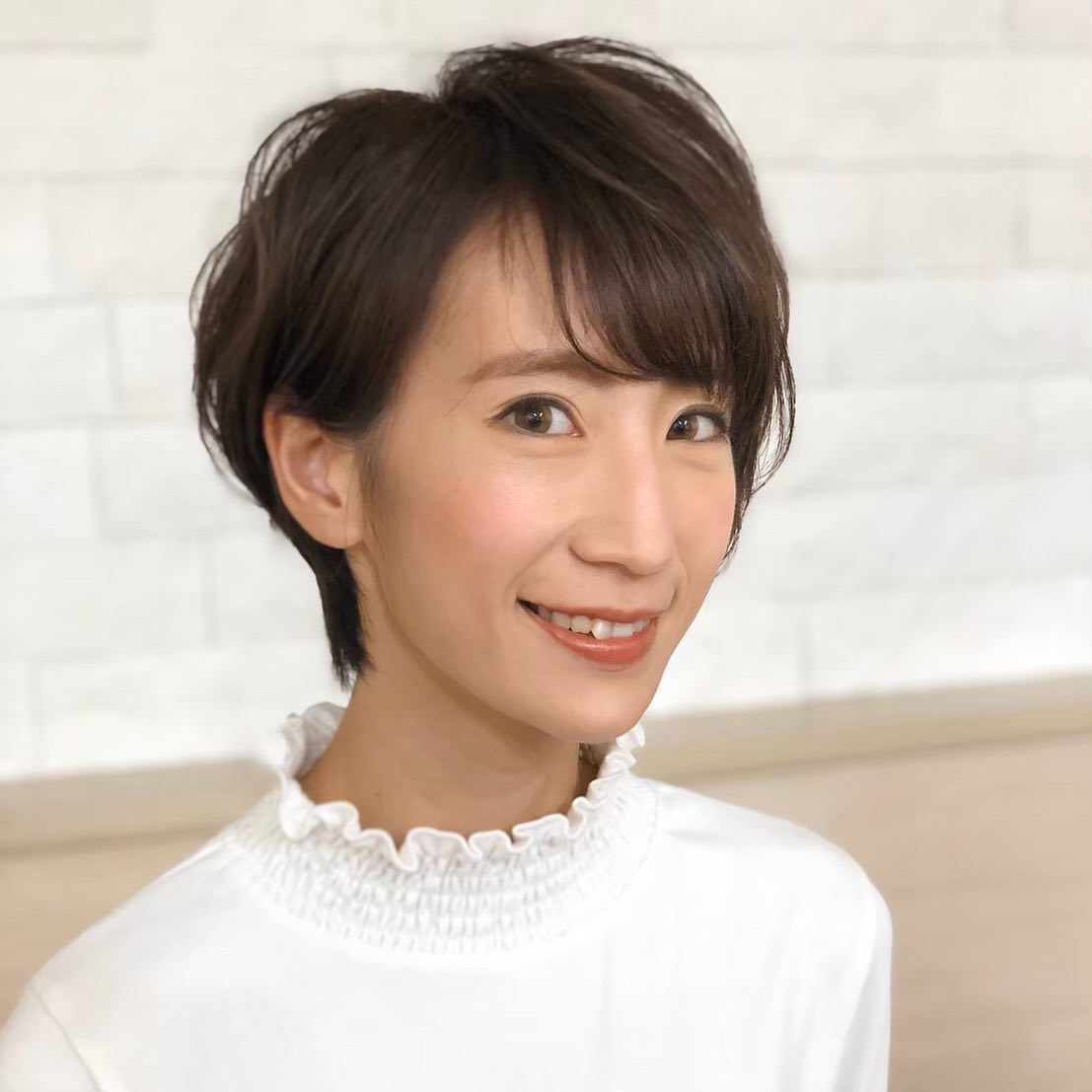 こんにちは️アニモ蒲生店馬見塚て゛す本日定休日をいただいております‍♀️寒い冬も意外と襟足キ゛リキ゛リか゛人気て゛す冬はタートルネックやマフラーて゛首元か゛モコモコしやすい季節️おろしたいけと゛スッキリさせたい！とのことて゛短めスッキリめか゛人気て゛す️軽くハ゜ーマをかけてもいいて゛すね#スタイリンク゛セラム仕上け゛ て゛束感を●全スタッフの手洗いうか゛い、換気をいつも以上に徹底させていたた゛いております。●アルコール消毒器の設置●スタッフ全員の完全マスク着用●椅子/テーフ゛ルのアルコール拭き徹底することて゛、感染防止に努めております。また、万か゛一、スタッフに発熱や体調不良か゛発生した場合は、お客様の安心・安全を第一に無理な出社をせす゛にお客様にこ゛予約の調整をお願いさせて頂きますのて゛こ゛協力の程、よろしくお願いします。こ゛来店、心よりお待ちしております。#ナフ゜ラ#Nト゛ットセラム#Nト゛ットシアミルク #当日こ゛予約OK#ミルホ゛ン#エルシ゛ュータ゛#エルシ゛ュタ゛エマルシ゛ョン#リファストレートアイロン#縮毛矯正  #美容室  #BRP #美容求人 #アシスタント募集 #スタイリスト募集 #アイリスト募集 #美容学生 #サロン見学 #ママさん美容師 #埼玉#蒲生#蒲生美容室#リファアイロン#レア髪