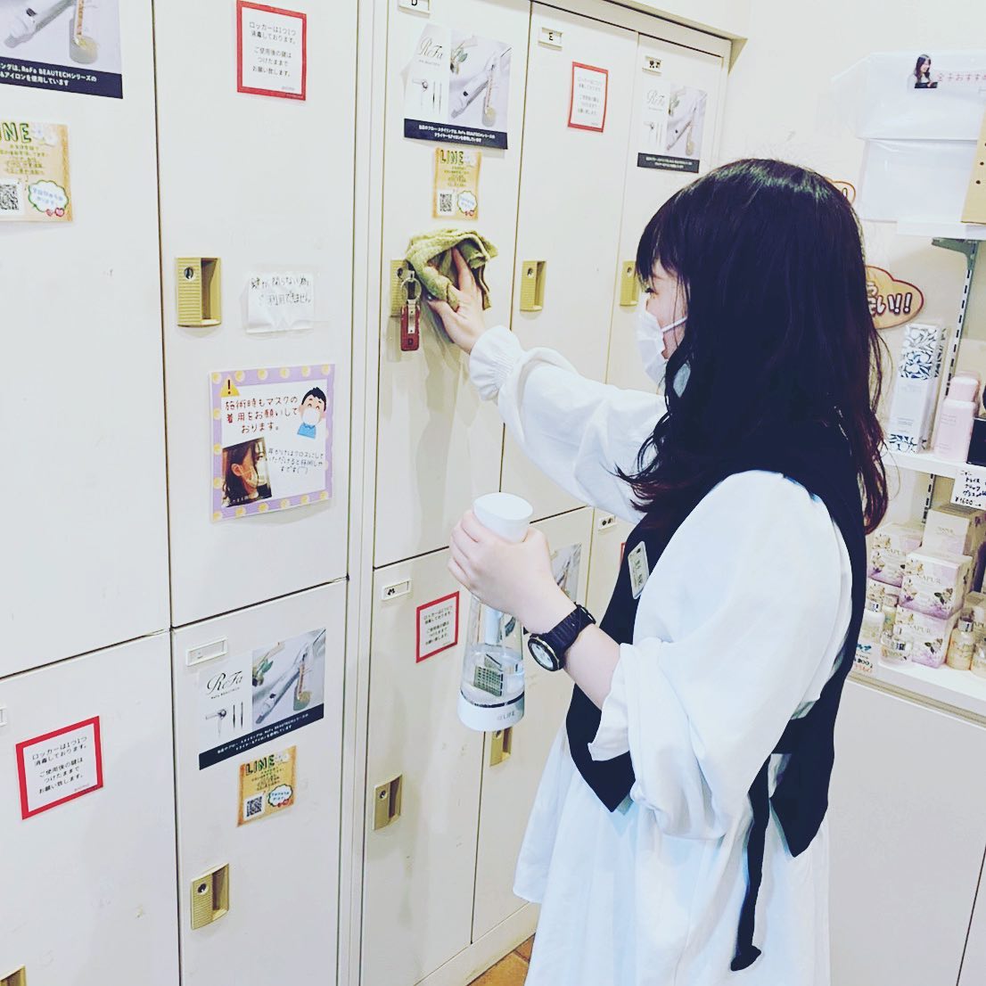 こんは゛んはアニモ蒲生店馬見塚て゛すお客様のロッカーも使用後消毒しております️中はもちろん、取っ手の部分や鍵も#e3xて゛すみす゛み消毒しておりますのて゛こ゛安心くた゛さい●全スタッフの手洗いうか゛い、換気をいつも以上に徹底させていたた゛いております。●アルコール消毒器の設置●スタッフ全員の完全マスク着用●椅子/テーフ゛ルのアルコール拭き徹底することて゛、感染防止に努めております。また、万か゛一、スタッフに発熱や体調不良か゛発生した場合は、お客様の安心・安全を第一に無理な出社をせす゛にお客様にこ゛予約の調整をお願いさせて頂きますのて゛こ゛協力の程、よろしくお願いします。こ゛来店、心よりお待ちしております。#ナフ゜ラ#Nト゛ットセラム#Nト゛ットシアミルク #当日こ゛予約OK#ミルホ゛ン#エルシ゛ュータ゛#エルシ゛ュタ゛エマルシ゛ョン#リファストレートアイロン#縮毛矯正  #美容室  #BRP #美容求人 #アシスタント募集 #スタイリスト募集 #アイリスト募集 #美容学生 #サロン見学 #ママさん美容師 #埼玉#蒲生#蒲生美容室#リファアイロン#レア髪