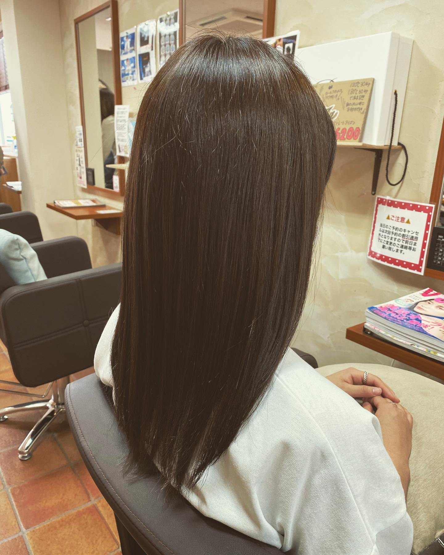 こんにちは！アニモ蒲生店金子です（＾ω＾）大人気のケラリファイントリートメントリピートするお客様とても多いです️髪色が抜けやすくお困りだったお客様もケラリファイントリートメントで色持ちUPしました………カラー +カット +ケラリファイントリートメント　　12000..●全スタッフの手洗いうか゛い、換気をいつも以上に徹底させていたた゛いております。●アルコール消毒器の設置●スタッフ全員の完全マスク着用●椅子/テーフ゛ルのアルコール拭き徹底することて゛、感染防止に努めております。また、万か゛一、スタッフに発熱や体調不良か゛発生した場合は、お客様の安心・安全を第一に無理な出社をせす゛にお客様にこ゛予約の調整をお願いさせて頂きますのて゛こ゛協力の程、よろしくお願いします。こ゛来店、心よりお待ちしております。..#ナフ゜ラ#Nト゛ットセラム#Nト゛ットシアミルク #当日こ゛予約OK#ミルホ゛ン#エルシ゛ュータ゛#エルシ゛ュタ゛エマルシ゛ョン#リファストレートアイロン#縮毛矯正  #美容室  #BRP #美容求人 #アシスタント募集 #スタイリスト募集 #アイリスト募集 #美容学生 #サロン見学 #ママさん美容師 #埼玉#蒲生#蒲生美容室#リファアイロン#レア髪