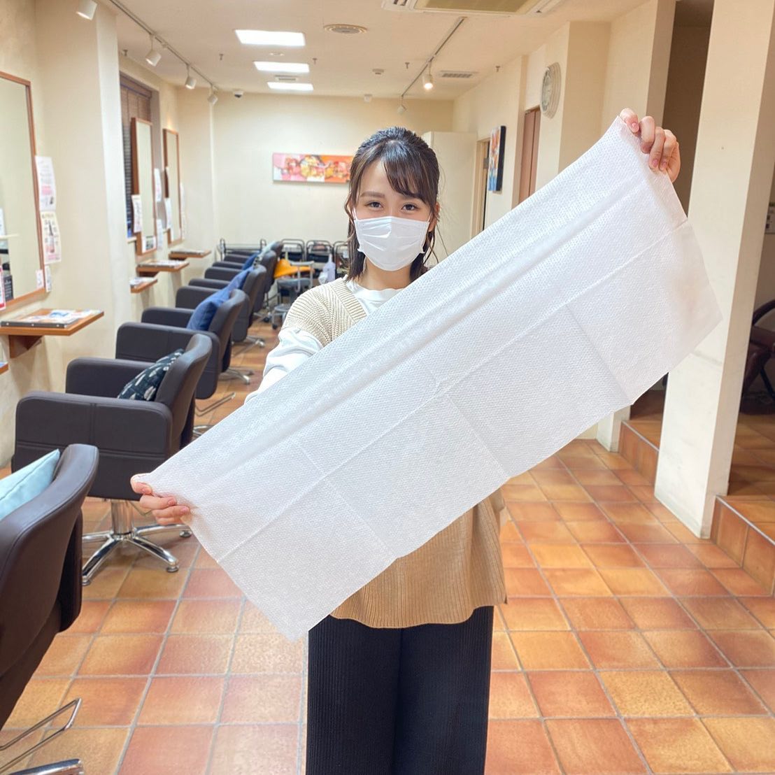 こんばんは！アニモ蒲生店アシスタントの高田ですアニモではお客様1人1人に使い切りのプライベートタオルを使用しております🏻‍♀️衛生的で清潔️安心️安全️もちろん消毒も徹底しているので安心してご来店ください！お待ちしております..●全スタッフの手洗いうがい、換気をいつも以上に徹底させていただいております。●アルコール消毒器の設置●スタッフ全員の完全マスク着用●椅子/テーブルのアルコール拭き徹底することで、感染防止に努めております。また、万が一、スタッフに発熱や体調不良が発生した場合は、お客様の安心・安全を第一に無理な出社をせずにお客様にご予約の調整をお願いさせて頂きますのでご協力の程、よろしくお願いします。ご来店、心よりお待ちしております。..#ナプラ#Nドットセラム#Nドットシアミルク #当日ご予約OK#ミルボン#エルジューダ#エルジュダエマルジョン#リファストレートアイロン#縮毛矯正  #美容室  #BRP #美容求人 #アシスタント募集 #スタイリスト募集 #アイリスト募集 #美容学生 #サロン見学 #ママさん美容師 #埼玉#蒲生#蒲生美容室#リファアイロン#レア髪