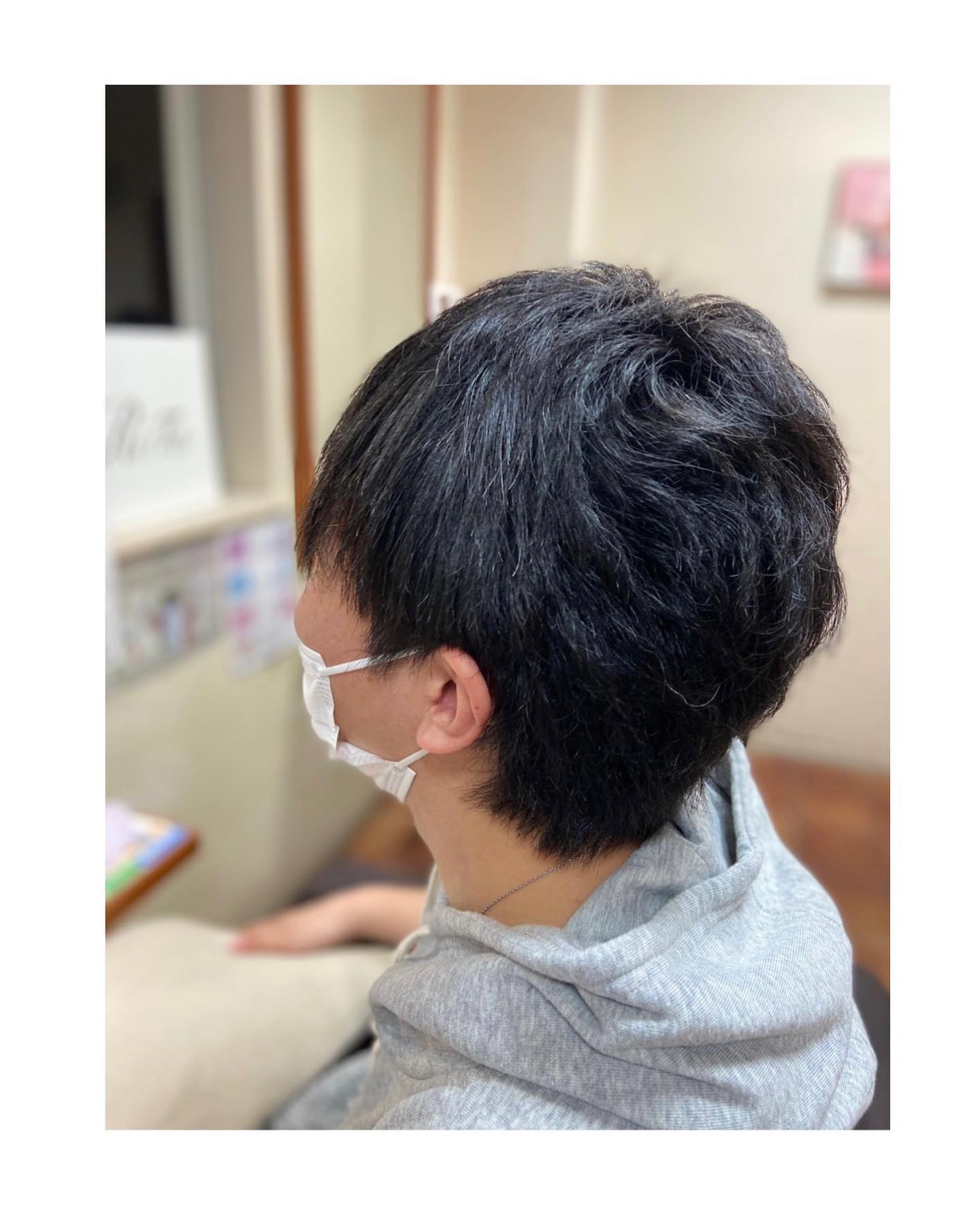 こんにちは!アニモ蒲生店金子です(^ω^)メンズの方も #縮毛矯正 をかける方多いです!気になるところだけかける#ポイント縮毛 も大人気です広がりやクセが気になる方オススメです!梅雨前にお試しください♀️ポイント矯正5280?..●全スタッフの手洗いうか゛い、換気をいつも以上に徹底させていたた゛いております。●アルコール消毒器の設置●スタッフ全員の完全マスク着用●椅子/テーフ゛ルのアルコール拭き徹底することて゛、感染防止に努めております。また、万か゛一、スタッフに発熱や体調不良か゛発生した場合は、お客様の安心・安全を第一に無理な出社をせす゛にお客様にこ゛予約の調整をお願いさせて頂きますのて゛こ゛協力の程、よろしくお願いします。こ゛来店、心よりお待ちしております。..#ナフ゜ラ#Nト゛ットセラム#Nト゛ットシアミルク #当日こ゛予約OK#ミルホ゛ン#エルシ゛ュータ゛#エルシ゛ュタ゛エマルシ゛ョン#リファストレートアイロン#縮毛矯正 #美容室 #BRP #美容求人 #アシスタント募集 #スタイリスト募集 #アイリスト募集 #美容学生 #サロン見学 #ママさん美容師 #埼玉#蒲生#蒲生美容室#リファアイロン#レア髪