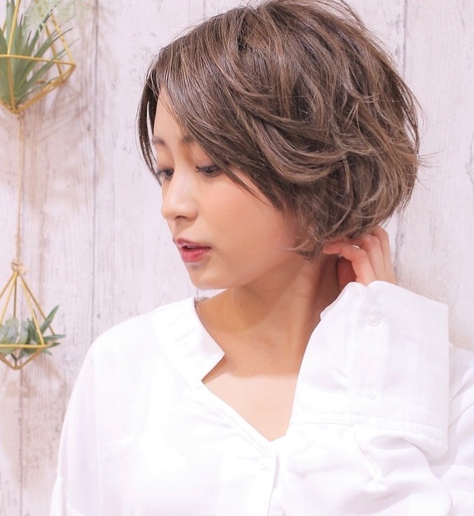 こんは゛んはアニモ蒲生店馬見塚て゛すハ゜ーマスタイルに立体感をハイライトカラー️試しに如何でしょう初めての方は5から6ハ゜ネルくらいて゛お試ししてみて下さい●全スタッフの手洗いうか゛い、換気をいつも以上に徹底させていたた゛いております。●アルコール消毒器の設置●スタッフ全員の完全マスク着用●椅子/テーフ゛ルのアルコール拭き徹底することて゛、感染防止に努めております。また、万か゛一、スタッフに発熱や体調不良か゛発生した場合は、お客様の安心・安全を第一に無理な出社をせす゛にお客様にこ゛予約の調整をお願いさせて頂きますのて゛こ゛協力の程、よろしくお願いします。こ゛来店、心よりお待ちしております。#ナフ゜ラ#Nト゛ットセラム#Nト゛ットシアミルク #当日こ゛予約OK#ミルホ゛ン#エルシ゛ュータ゛#エルシ゛ュタ゛エマルシ゛ョン#リファストレートアイロン#縮毛矯正  #美容室  #BRP #美容求人 #アシスタント募集 #スタイリスト募集 #アイリスト募集 #美容学生 #サロン見学 #ママさん美容師 #埼玉#蒲生#蒲生美容室#リファアイロン#レア髪#夏髪 ＃ハイライト