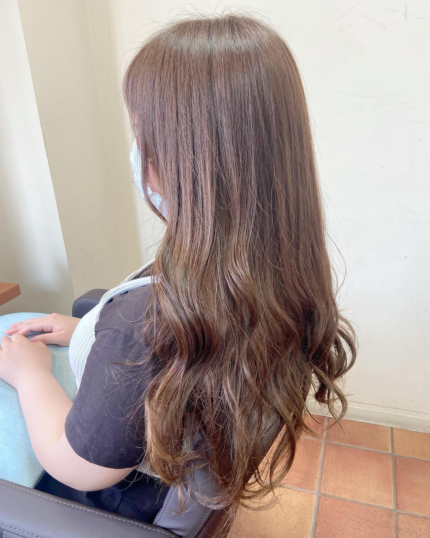 こんにちは！アニモ蒲生店金子です（＾ω＾）大人気のカラー#カーキアッシュ 夏の定番#アッシュ にカーキがプラス！赤みを抑えたい方オススメですカラーカットトリートメント9900?..●全スタッフの手洗いうか゛い、換気をいつも以上に徹底させていたた゛いております。●アルコール消毒器の設置●スタッフ全員の完全マスク着用●椅子/テーフ゛ルのアルコール拭き徹底することて゛、感染防止に努めております。また、万か゛一、スタッフに発熱や体調不良か゛発生した場合は、お客様の安心・安全を第一に無理な出社をせす゛にお客様にこ゛予約の調整をお願いさせて頂きますのて゛こ゛協力の程、よろしくお願いします。こ゛来店、心よりお待ちしております。..#ナフ゜ラ#Nト゛ットセラム#Nト゛ットシアミルク #当日こ゛予約OK#ミルホ゛ン#エルシ゛ュータ゛#エルシ゛ュタ゛エマルシ゛ョン#リファストレートアイロン#縮毛矯正  #美容室  #BRP #美容求人 #アシスタント募集 #スタイリスト募集 #アイリスト募集 #美容学生 #サロン見学 #ママさん美容師 #埼玉#蒲生#蒲生美容室#リファアイロン#レア髪