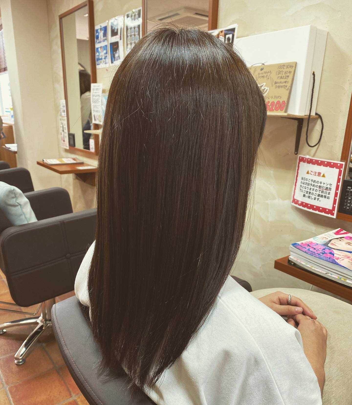 こんにちは！アニモ蒲生店金子です（＾ω＾）大人気の#ケラリファイントリートメント に#カーキアッシュ をプラスサラツヤヘアに！紫外線でパサつきやすい今時期にオススメですカラーカット ケラリファイントリートメント 13200?..●全スタッフの手洗いうか゛い、換気をいつも以上に徹底させていたた゛いております。●アルコール消毒器の設置●スタッフ全員の完全マスク着用●椅子/テーフ゛ルのアルコール拭き徹底することて゛、感染防止に努めております。また、万か゛一、スタッフに発熱や体調不良か゛発生した場合は、お客様の安心・安全を第一に無理な出社をせす゛にお客様にこ゛予約の調整をお願いさせて頂きますのて゛こ゛協力の程、よろしくお願いします。こ゛来店、心よりお待ちしております。..#ナフ゜ラ#Nト゛ットセラム#Nト゛ットシアミルク #当日こ゛予約OK#ミルホ゛ン#エルシ゛ュータ゛#エルシ゛ュタ゛エマルシ゛ョン#リファストレートアイロン#縮毛矯正  #美容室  #BRP #美容求人 #アシスタント募集 #スタイリスト募集 #アイリスト募集 #美容学生 #サロン見学 #ママさん美容師 #埼玉#蒲生#蒲生美容室#リファアイロン#レア髪