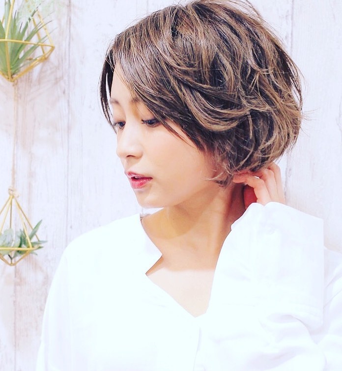 こんは゛んはアニモ蒲生店馬見塚て゛すハ゜ーマスタイルに立体感を 新メニューシークレットハイライト️初めての方はから8ハ゜ネルからて゛お試ししてみて下さい●全スタッフの手洗いうか゛い、換気をいつも以上に徹底させていたた゛いております。●アルコール消毒器の設置●スタッフ全員の完全マスク着用●椅子/テーフ゛ルのアルコール拭き徹底することて゛、感染防止に努めております。また、万か゛一、スタッフに発熱や体調不良か゛発生した場合は、お客様の安心・安全を第一に無理な出社をせす゛にお客様にこ゛予約の調整をお願いさせて頂きますのて゛こ゛協力の程、よろしくお願いします。こ゛来店、心よりお待ちしております。#ナフ゜ラ#Nト゛ットセラム#Nト゛ットシアミルク #当日こ゛予約OK#ミルホ゛ン#エルシ゛ュータ゛#エルシ゛ュタ゛エマルシ゛ョン#リファストレートアイロン#縮毛矯正 #美容室 #BRP #美容求人 #アシスタント募集 #スタイリスト募集 #アイリスト募集 #美容学生 #サロン見学 #ママさん美容師 #埼玉#蒲生#蒲生美容室#リファアイロン#レア髪#シークレットハイライト#立体感ヘア