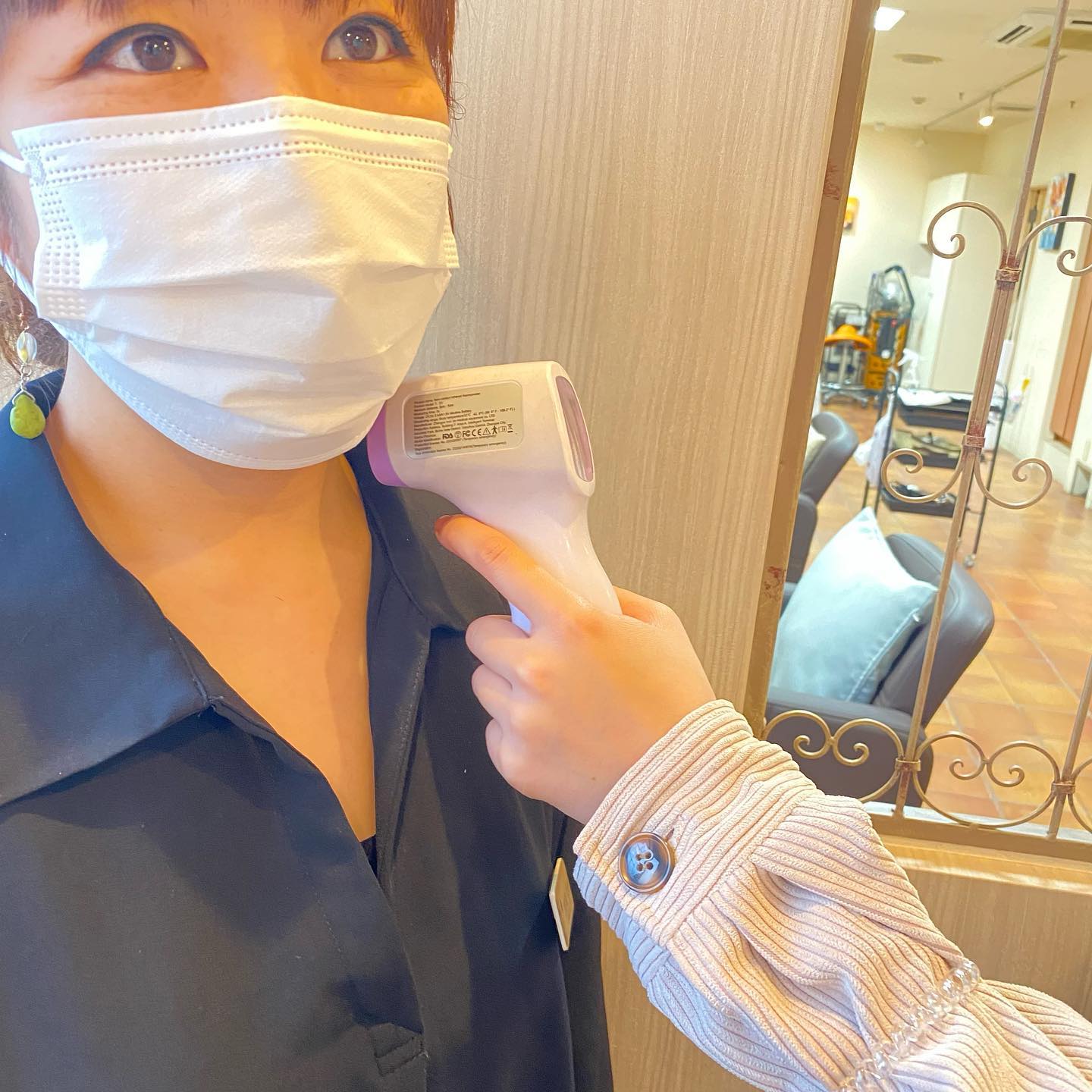こんにちは!アニモ蒲生店アシスタントの高田ですアニモでは#コロナウイルス対策 として入店時お客様の消毒と体温を測らせて頂いております🏻♀️🦠スタッフの手洗いうがい、マスクの着用、使用するもの全ての#消毒 を徹底していますので安心してご来店くださいご来店お待ちしております..●全スタッフの手洗いうがい、換気をいつも以上に徹底させていただいております。●アルコール消毒器の設置●スタッフ全員の完全マスク着用●椅子/テーブルのアルコール拭き徹底することで、感染防止に努めております。また、万が一、スタッフに発熱や体調不良が発生した場合は、お客様の安心・安全を第一に無理な出社をせずにお客様にご予約の調整をお願いさせて頂きますのでご協力の程、よろしくお願いします。ご来店、心よりお待ちしております。..#ナプラ#Nドットセラム#Nドットシアミルク #当日ご予約OK#ミルボン#エルジューダ#エルジュダエマルジョン#リファストレートアイロン#縮毛矯正 #美容室 #BRP #美容求人 #アシスタント募集 #スタイリスト募集 #アイリスト募集 #美容学生 #サロン見学 #ママさん美容師 #埼玉#蒲生#蒲生美容室#リファアイロン#レア髪