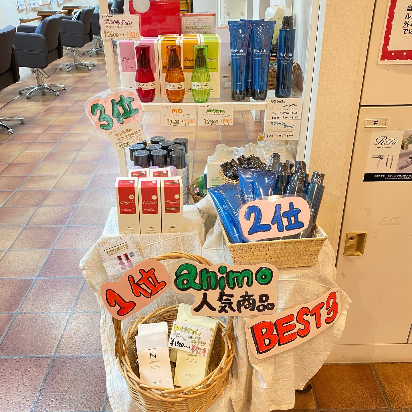 こんばんは！アニモ蒲生店アシスタントの高田です今月の人気商品BEST3を紹介No.3 🥉 #エルジューダ ｻﾝｴﾏﾙｼﾞｮﾝ&ｻﾝｾﾗﾑ紫外線をカットしながら潤い感で満たしていくいい香りのする#洗い流さないトリートメント ですオイル、ミルクどちらのタイプもございますNo.2 🥈  リフレッシュ ｼｬﾝﾌﾟｰ&ﾄﾘ-ﾄﾒﾝﾄ地肌をスッキリ洗い上げてくれるノンシリコンシャンプー️天然のハッカ油で気になる頭皮の匂いもカバーしてくれます️爽快感好きな方には特にオススメ🏼 No.1 🥇 N. #ケラリファイン やればやるほど髪の毛がサラサラツヤツヤになる集中ケアトリートメント️ダメージ補修とカラーの持ちをよくする2種類があります是非お試しください..●全スタッフの手洗いうがい、換気をいつも以上に徹底させていただいております。●アルコール消毒器の設置●スタッフ全員の完全マスク着用●椅子/テーブルのアルコール拭き徹底することで、感染防止に努めております。また、万が一、スタッフに発熱や体調不良が発生した場合は、お客様の安心・安全を第一に無理な出社をせずにお客様にご予約の調整をお願いさせて頂きますのでご協力の程、よろしくお願いします。ご来店、心よりお待ちしております。..#ナプラ#Nドットセラム#Nドットシアミルク #当日ご予約OK#ミルボン#エルジューダ#エルジュダエマルジョン#リファストレートアイロン#縮毛矯正  #美容室  #BRP #美容求人 #アシスタント募集 #スタイリスト募集 #アイリスト募集 #美容学生 #サロン見学 #ママさん美容師 #埼玉#蒲生#蒲生美容室#リファアイロン#レア髪