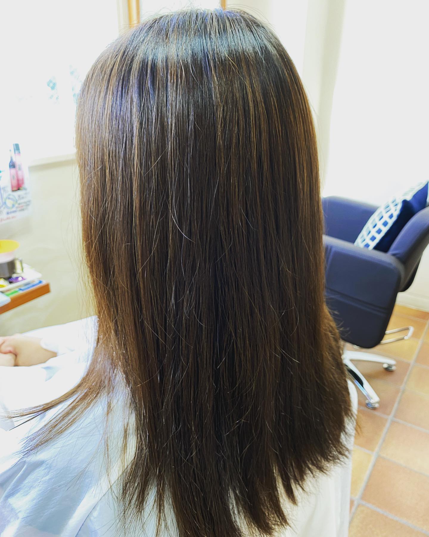 こんにちは！アニモ蒲生店金子です（＾ω＾）まだまだ大人気の#シークレットハイライト太すぎず自然な感じでヘアカラーにアクセント‍♀️明るくしたい方や#白髪ぼかし したい方にもおすすめです！シークレットハイライト3300?..●全スタッフの手洗いうか゛い、換気をいつも以上に徹底させていたた゛いております。●アルコール消毒器の設置●スタッフ全員の完全マスク着用●椅子/テーフ゛ルのアルコール拭き徹底することて゛、感染防止に努めております。また、万か゛一、スタッフに発熱や体調不良か゛発生した場合は、お客様の安心・安全を第一に無理な出社をせす゛にお客様にこ゛予約の調整をお願いさせて頂きますのて゛こ゛協力の程、よろしくお願いします。こ゛来店、心よりお待ちしております。..#ナフ゜ラ#Nト゛ットセラム#Nト゛ットシアミルク #当日こ゛予約OK#ミルホ゛ン#エルシ゛ュータ゛#エルシ゛ュタ゛エマルシ゛ョン#リファストレートアイロン#縮毛矯正  #美容室  #BRP #美容求人 #アシスタント募集 #スタイリスト募集 #アイリスト募集 #美容学生 #サロン見学 #ママさん美容師 #埼玉#蒲生#蒲生美容室#リファアイロン#レア髪