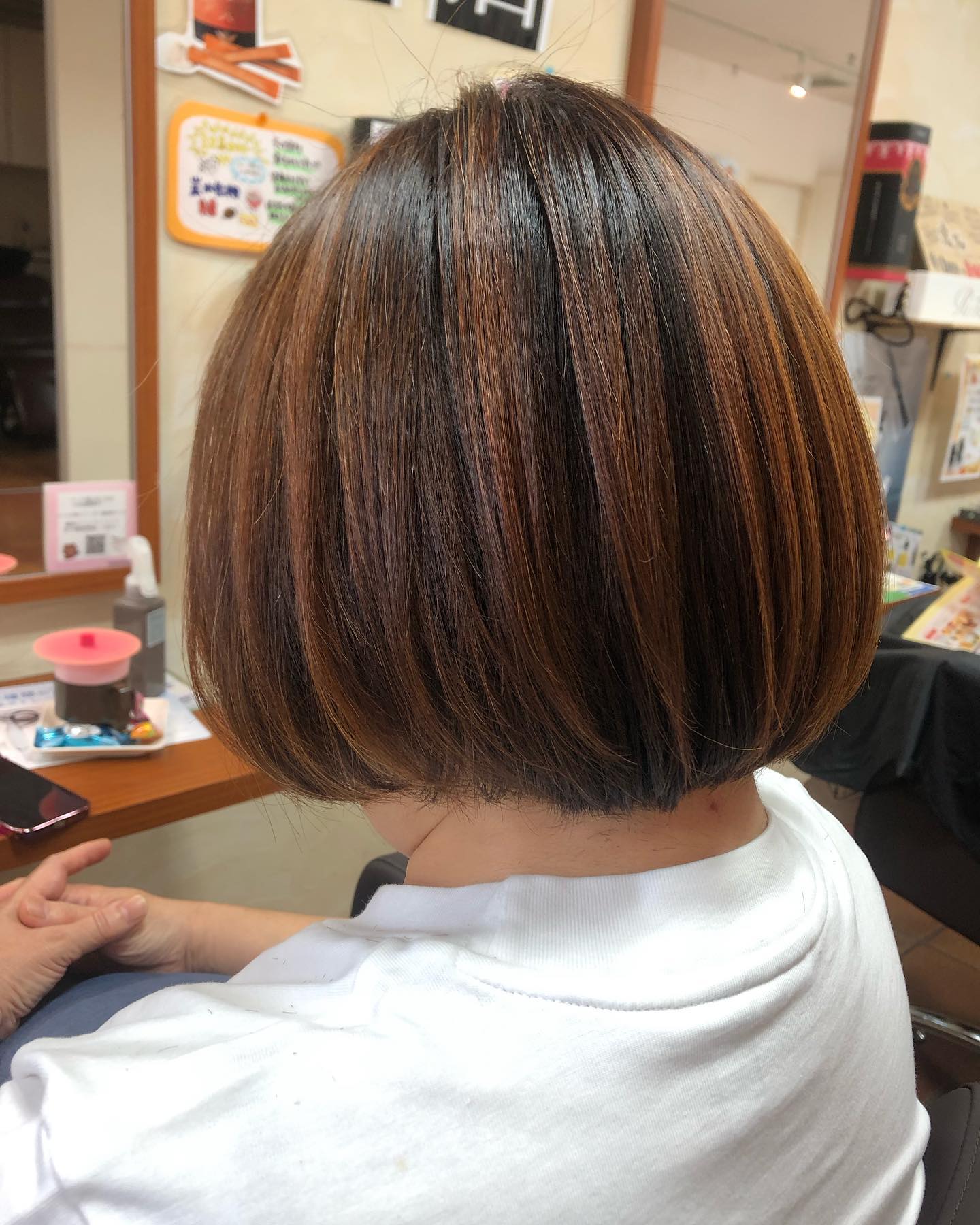 こんばんは馬見塚 です️冬のカラーに差をつけたいなら、シークレットハイライト️派手になりすぎないのに立体感がでますボブスタイルに立体感ができて素敵です️ケラリファイントリートメントも入ると更にサラツヤですシークレットハイライト★白髪をぼかしたい方★立体感が欲しい方★スタイルに動きを求めている方是非お試しください●全スタッフの手洗いうか゛い、換気をいつも以上に徹底させていたた゛いております。●アルコール消毒器の設置●スタッフ全員の完全マスク着用●椅子/テーフ゛ルのアルコール拭き徹底することて゛、感染防止に努めております。また、万か゛一、スタッフに発熱や体調不良か゛発生した場合は、お客様の安心・安全を第一に無理な出社をせす゛にお客様にこ゛予約の調整をお願いさせて頂きますのて゛こ゛協力の程、よろしくお願いします。こ゛来店、心よりお待ちしております。..#ナフ゜ラ#Nト゛ットセラム#Nト゛ットシアミルク #当日こ゛予約OK#ミルホ゛ン#エルシ゛ュータ゛#エルシ゛ュタ゛エマルシ゛ョン#リファストレートアイロン#縮毛矯正 #美容室 #BRP #美容求人 #アシスタント募集 #スタイリスト募集 #アイリスト募集 #美容学生 #サロン見学 #ママさん美容師 #埼玉#蒲生#蒲生美容室#リファアイロン#レア髪#シークレットハイライト#白髪ぼかしハイライト