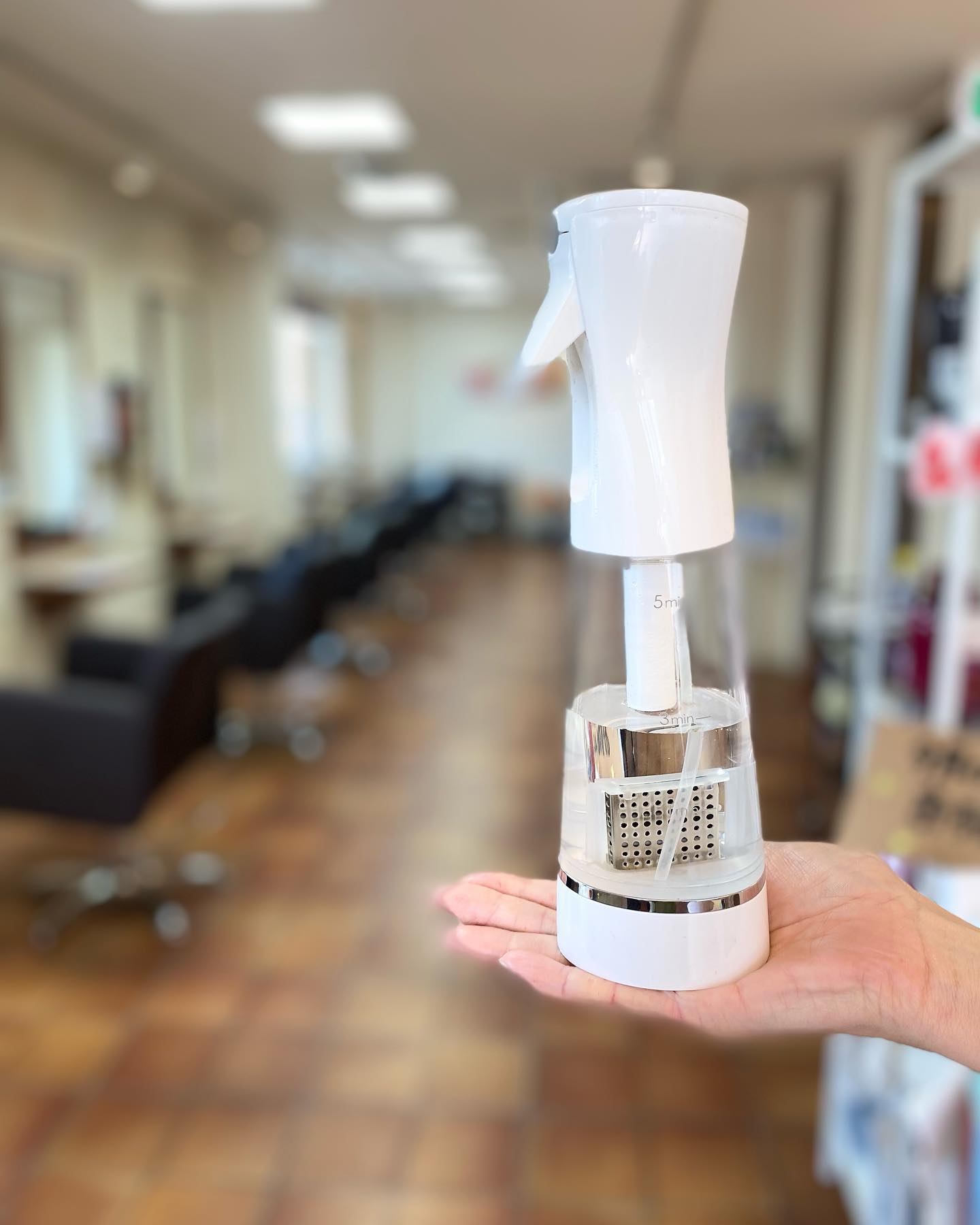 こんばんは!アニモ蒲生店アシスタントの高田ですアニモでは#コロナウイルス対策 として入店時お客様の消毒と体温を測らせて頂いております🏻♀️🦠スタッフの手洗いうがい、マスクの着用、使用するもの全ての#消毒 を徹底していますので安心してご来店くださいご来店お待ちしております.●全スタッフの手洗いうがい、換気をいつも以上に徹底させていただいております。●アルコール消毒器の設置●スタッフ全員の完全マスク着用●椅子/テーブルのアルコール拭き徹底することで、感染防止に努めております。また、万が一、スタッフに発熱や体調不良が発生した場合は、お客様の安心・安全を第一に無理な出社をせずにお客様にご予約の調整をお願いさせて頂きますのでご協力の程、よろしくお願いします。ご来店、心よりお待ちしております。..#ナプラ#Nドットセラム#Nドットシアミルク #当日ご予約OK#ミルボン#エルジューダ#エルジュダエマルジョン#リファストレートアイロン#縮毛矯正 #美容室 #BRP #美容求人 #アシスタント募集 #スタイリスト募集 #アイリスト募集 #美容学生 #サロン見学 #ママさん美容師 #埼玉#蒲生#蒲生美容室#リファアイロン#フィンガーアイロン