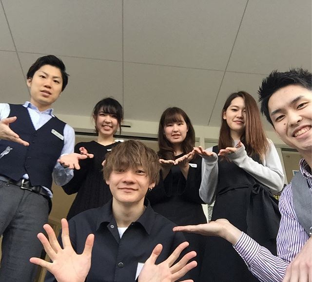 おはようございます！本日で真ん中に写っているインターン生の今野君がラスト出勤となります！フレンドリーな性格で東川口店を盛り上げてくれていたのでなんか寂しくなりますね(ToT)#アニモフィオレンテ東川口#BRP#美容師求人#美容師リクルート#ネイリスト#フェリーチェ東川口#ネイルサロン#東川口美容室#東川口#川口市#緑区#浦和#浦和美園
