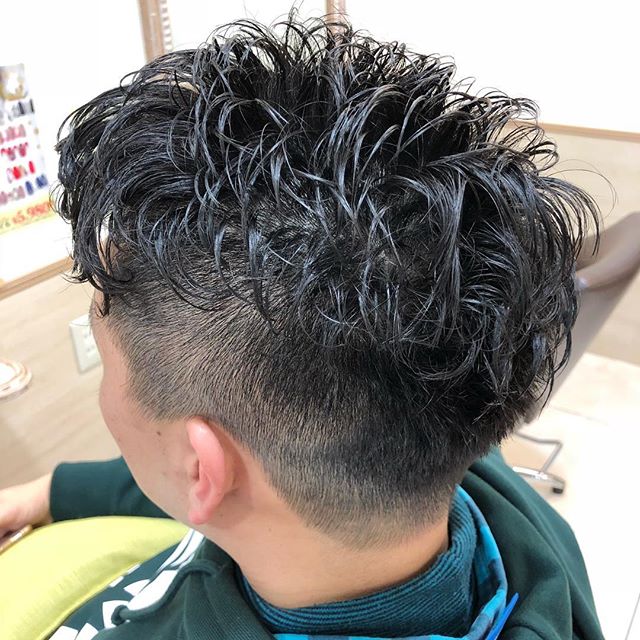 こんばんは！ちょっとずつ涼しくなって気分を変えたい！なんて思いませんか？私もそうですがメンズはカラーというよりかは形が変わるパーマなんかが1番いいと思うんです！笑もちろんカットだけでも形は変わりますがパーマをかけると毎日のスタイリングが楽になったらオシャレ感も勝手に上がっちゃいます！パーマに抵抗がある、、、、なんて方はポイントだけでも大歓迎です！1番は雰囲気が変わる。ということが何よりも大切だと思うのです！ ●ご予約はプロフィールのリンクからかもしくは電話にて受付中●アニモフィオレンテ東川口店 [TELL]048-829-9855#美容求人 #美容室 #美容国家試験 #スタイリスト #アシスタント募集 #アイリスト募集 #美容好き #美容学生 #ママさん美容師 #東川口美容室 #川口市美容室 #浦和美園 #さいたま市美容室 #武蔵野線#BRP#ヘアスタイル#ヘアカラー#ミディアム#美容師#ショート#ショートボブ#ナチュラル