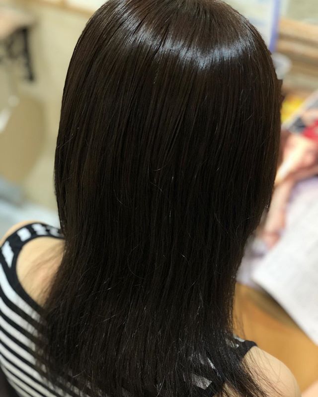 こんばんは！先週はウォーム系のカラーをプッシュしていたのですがついついアッシュ系のカラーでカーキを選択してカラーリングをしたらとても綺麗な仕上がりになり写真を撮ってしまいました。ブローをほとんどしないで天使の輪っかが出来てますよね！ ●ご予約はプロフィールのリンクからかもしくは電話にて受付中●アニモフィオレンテ東川口店 [TELL]048-829-9855#美容求人 #美容室 #美容国家試験 #スタイリスト #アシスタント募集 #アイリスト募集 #美容好き #美容学生 #ママさん美容師 #東川口美容室 #川口市美容室 #浦和美園 #さいたま市美容室 #武蔵野線#BRP#ヘアスタイル#ヘアカラー#ミディアム#美容師#ショート#ショートボブ#ナチュラル?