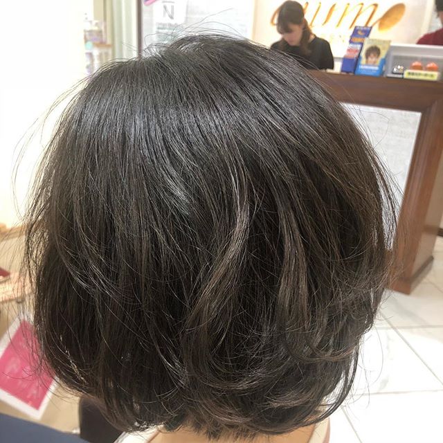 こんばんは！店長の染谷です！ふんわりとパーマをかけてスタイリングはヘアクリームで濡れ髪風にセット！ ●ご予約はプロフィールのリンクからかもしくは電話にて受付中●アニモフィオレンテ東川口店 [TELL]048-829-9855#美容求人 #美容室 #美容国家試験 #スタイリスト #アシスタント募集 #アイリスト募集 #美容好き #美容学生 #ママさん美容師 #東川口美容室 #川口市美容室 #浦和美園 #さいたま市美容室 #武蔵野線#BRP#ヘアスタイル#ヘアカラー#ミディアム#美容師#ショート#ショートボブ#ナチュラル?