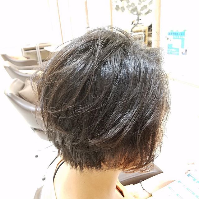 こんばんは！店長の染谷です。今日は夕方からの出勤でしたが午前に1人、午後に2人とパーマdayでした！ほんとパーマしたあとの柔らかいスタイルをみると感動しますよ！？ ●ご予約はプロフィールのリンクからかもしくは電話にて受付中●アニモフィオレンテ東川口店 [TELL]048-829-9855#美容求人 #美容室 #美容国家試験 #スタイリスト #アシスタント募集 #アイリスト募集 #美容好き #美容学生 #ママさん美容師 #東川口美容室 #川口市美容室 #浦和美園 #さいたま市美容室 #武蔵野線#BRP#ヘアスタイル#ヘアカラー#ミディアム#美容師#ショート#ショートボブ#ナチュラル?