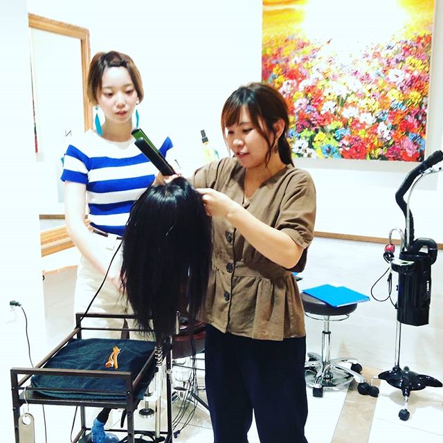 こんにちは増尾です塩田先輩のストレートアイロントレーニング️#N.#ナプラ#ミルボン#美容師求人 #美容室求人 #美容師募集 #スタッフ募集#美容専門学校 #スタイリスト募集 #アシスタント募集 #ネイリスト募集#アーバンパークライン #東武線 #春日部美容室#東萌ビューティーカレッジ#埼玉理容美容専門学校#日曜定休 #美容室日曜日休み #マツエク #ネイル#撮影モデル募集#エルジューダ#アイラッシュ#レイクタウン