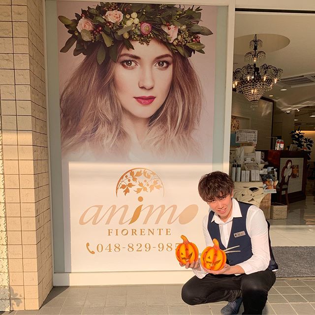 こんにちは増尾です！東川口店ではすでにハロィンの飾り付けをしております！ぜひ、ジャックオランタンと脇野さんにのに会いにきてください#N.#ナプラ#ミルボン#美容師求人 #美容室求人 #美容師募集 #スタッフ募集#美容専門学校 #スタイリスト募集 #アシスタント募集 #ネイリスト募集#アーバンパークライン #東武線 #春日部美容室#東萌ビューティーカレッジ#埼玉理容美容専門学校#日曜定休 #美容室日曜日休み #マツエク #ネイル#撮影モデル募集#エルジューダ#アイラッシュ#レイクタウン
