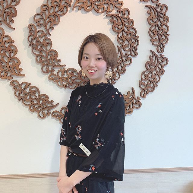 こんにちは！アシスタント鈴木です。今日は、毎日一緒に頑張っているアシスタント増尾ちゃんをご紹介します！今年の春に入社したまだ１年目の新人さんですが、とてもしっかりしていて、頑張り屋さんで、頼りになります！可愛い笑顔と、ホワホワ柔らかい髪がチャームポイント☆細い体ですが、力のあるヘッドスパも大得意！！！ぜひ、シャンプーだけじゃなく、増尾ちゃんのスパをご体験くださいませ^_^