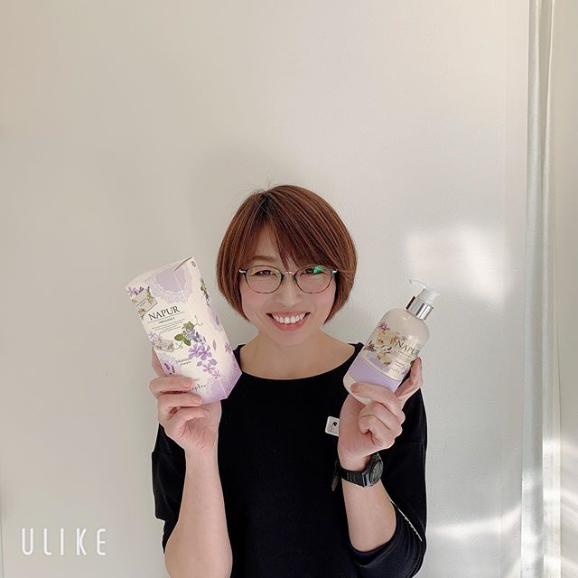こんにちは増尾です今回はスタッフ紹介スタイリストの赤石さんです！愛用のシャンプーはナピュールのモイスチャーです！