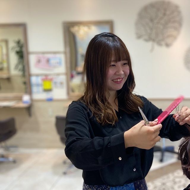 こんにちは！脇野です！今回はスタイリスト石井の紹介です幅広いレディーススタイルが得意で、その中でも特にパーマスタイルを得意としてます！お客様、スタッフからも大人気ですアニモフィオレンテでは、空調管理、お客様一人一人新しいタオルを使用し、お客様一人一人手指消毒、セット面椅子の消毒、スタッフの出勤前の体調管理、消毒をし、ウイルス対策徹底しております️安心してご来店ください #ナプラ#Nドットセラム#ミルボン#Nドットシアミルク#お子様同伴ok #当日ご予約OK#エルジューダ#エルジュダエマルジョン#ナシードカラー#ナピュール#ヘアビューロン#BRP #美アニモフィオレンテ東川口店#東川口駅