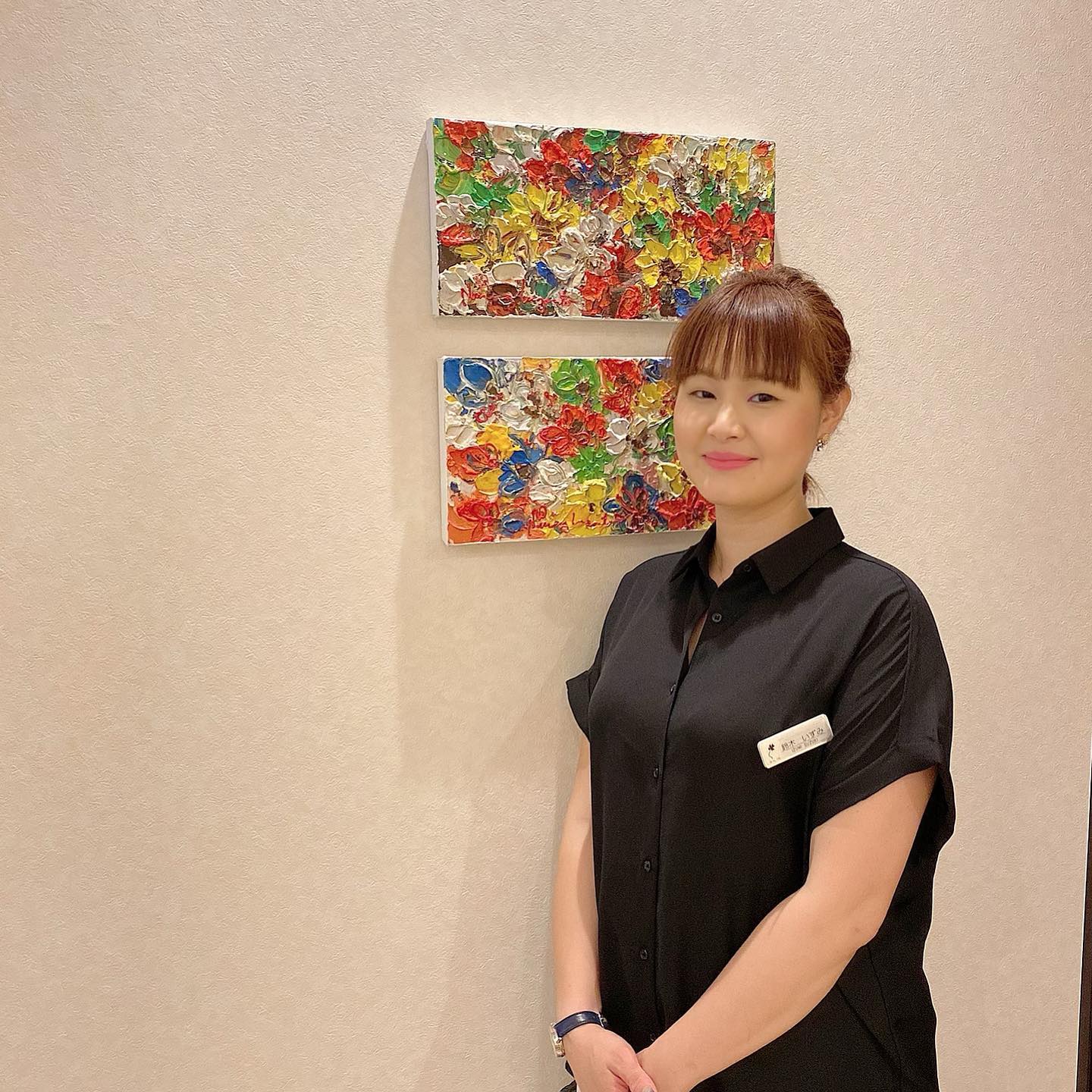 いつもアニモフィオレンテ東川口店をこ゛利用頂きありか゛とうこ゛さ゛います！アシスタントの鈴木て゛す️今日は、スタッフ紹介て゛す☆★わたくし、アシスタントの鈴木です長いブランクのため、一から勉強中です！高一・中一・小一の３児の母もしております！お店でも、アシスタントながら、みんなの母的存在だそうです(笑)気持ちの良いシャンプーで少しでも癒されて帰っていただけたらと日々思いながら、ジャンプーをさせていただいております！！ みなさまのお越しを心よりお待ちしております！《アニモフィオレンテのコロナ対策》●密室空間防止のため、ト゛アや窓を開け店内を解放させていたた゛いております。●全スタッフの手洗いうか゛いをいつも以上に徹底させていたた゛いております。●アルコール消毒器の設置●スタッフ全員の完全マスク着用●椅子・テーフ゛ル・ロッカーなと゛のアルコール拭き●タオルは清潔を重視したフ゜ライヘ゛ートタオル（使い切り）を使用等、対策を徹底することて゛、感染防止に努めております。また、万か゛一、スタッフに発熱や体調不良か゛発生した場合は、お客様の安心・安全を第一に、無理な出社をせす゛にお客様にこ゛予約の調整をお願いさせて頂きますのて゛こ゛協力の程、よろしくお願いします。#brp#アニモフィオレンテ東川口店#東川口駅#武蔵野線#新型コロナウイルス#コロナ#コロナ対策#N.#ナフ゜ラ#napla#ミルホ゛ン#milbon#テ゛ィーセスノイト゛ゥーエウィローリュクス#リファストレートアイロン