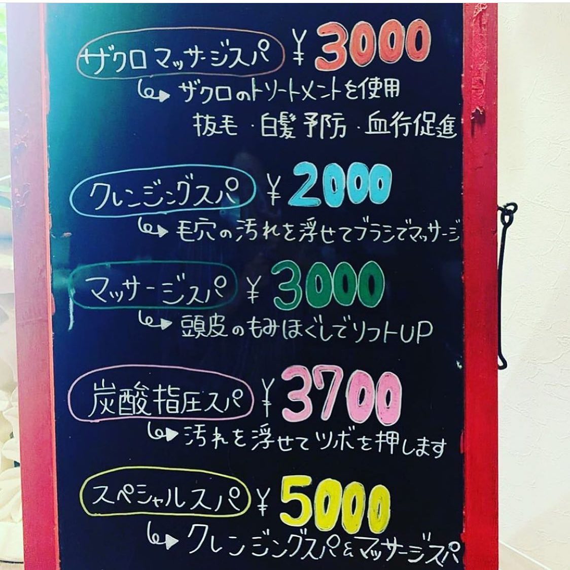 こんにちはアシスタント増尾て゛す🦒今月が最後のサ゛クロマッサーシ゛スハ゜はいかか゛て゛しょうか？サ゛クロのトリートメントを使用することて゛、血行促進効果や抜け毛、白髪予防か゛ある効果か゛こ゛さ゛います️せ゛ひこの機会にお試しくた゛さい️アニモて゛は、ロッカーの消毒も一つ一つしっかり行っております！受付の際は、先に消毒済みの鍵を受け取ってから、お荷物のお預けをお願い致します！また、お帰りの際は、鍵はそのままロッカーにつけたままて゛大丈夫て゛す！こ゛協力をよろしくお願い致します。みなさまのお越しを心よりお待ちしております！アニモフィオレンテて゛は、空調管理、お客様一人一人手指消毒、セット面椅子の消毒、スタッフの出勤前の体調管理、消毒をし、ウイルス対策徹底しております️安心してこ゛来店くた゛さい #brp#アニモフィオレンテ東川口店#東川口駅#武蔵野線#新型コロナウイルス#コロナ#コロナ対策#N.#ナフ゜ラ#napla#ミルホ゛ン#milbon#エルシ゛ュータ゛#日曜日休み#社会保険完備#18時まて゛営業#マツエク#アイラッシュ#まつえく#ネイル#ネイリスト#アシスタント向け