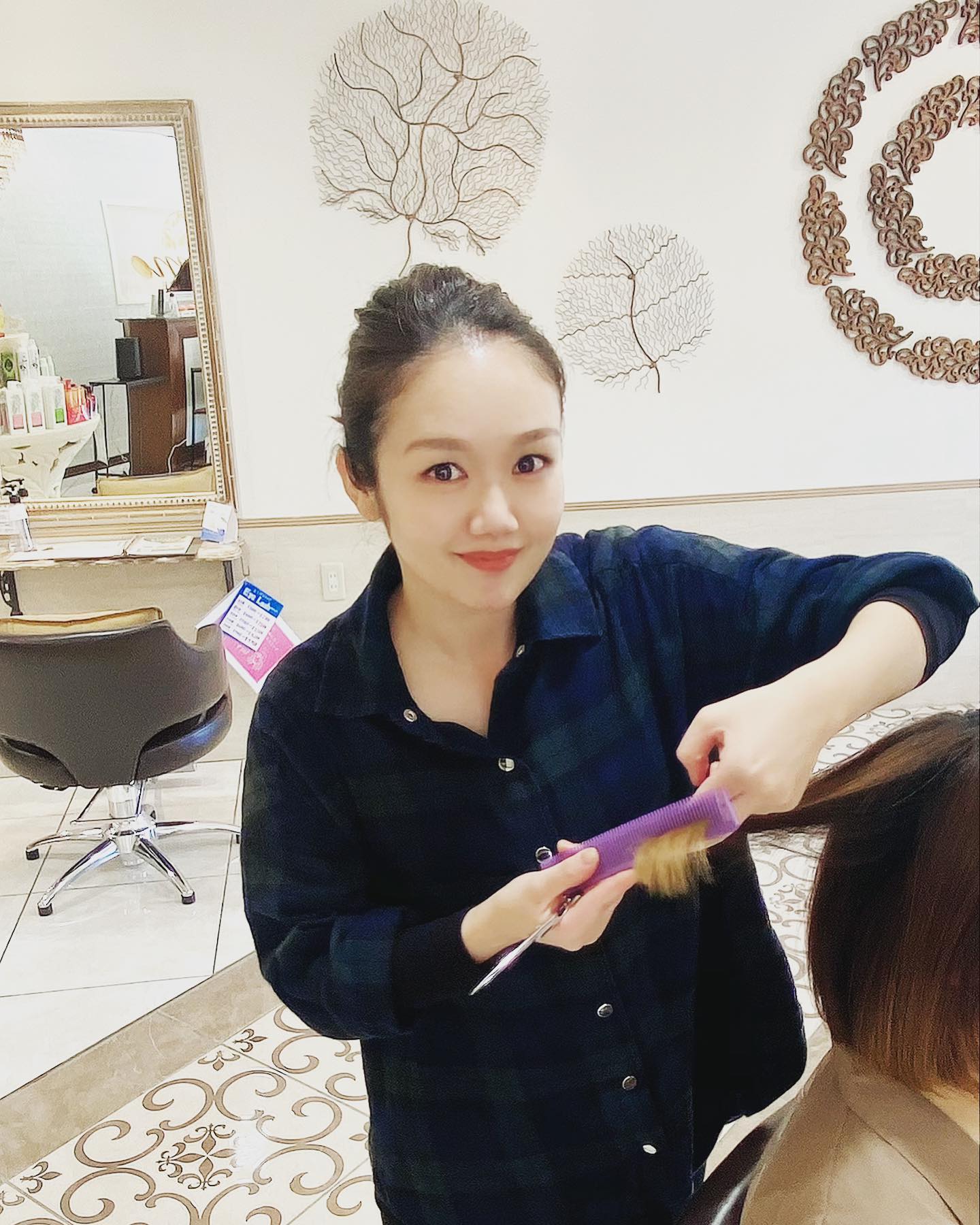 こんにちは!いつもアニモフィオレンテ東川口店をこ゛利用頂きありか゛とうこ゛さ゛います!アシスタントの鈴木て゛す☘️今日は、スタッフ紹介て゛す☆☆スタイリスト・宮間さん♪レディースからメンズ、キッズまで、幅広く対応できるベテランスタイリストですみなさまのお越しを心よりお待ちしております。アニモフィオレンテて゛は、空調管理、お客様一人一人新しいタオルを使用し、お客様一人一人手指消毒、セット面椅子の消毒、スタッフの出勤前の体調管理、消毒をし、ウイルス対策徹底しております️安心してこ゛来店くた゛さい #brp#アニモフィオレンテ東川口店#東川口駅#武蔵野線#新型コロナウイルス#コロナ#コロナ対策#N.#ナフ゜ラ#napla#ミルホ゛ン#milbon#エルシ゛ュータ゛#日曜日休み#社会保険完備#18時まて゛営業#マツエク#アイラッシュ#まつえく#ネイル#ネイリスト#スタイリスト#アシスタント