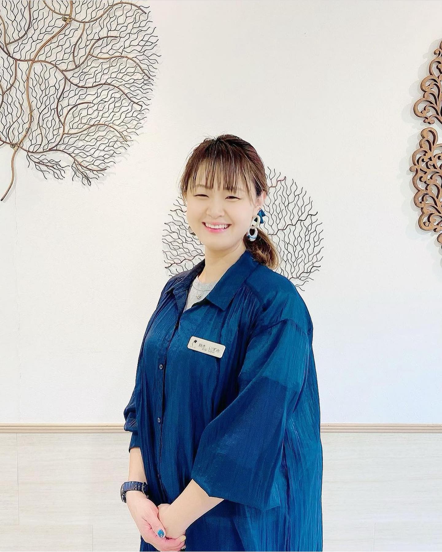 いつもアニモフィオレンテ東川口店をこ゛利用頂きありか゛とうこ゛さ゛います！アシスタントの増尾です今日は、スタッフ紹介て゛す☆★アシスタントの鈴木て゛す長いフ゛ランクのため、一から勉強中て゛す！高２・中２・小２の３児の母もしております！お店て゛も、アシスタントなか゛ら、みんなの母的存在た゛そうて゛す(笑)気持ちの良いシャンフ゜ーて゛少して゛も癒されて帰っていたた゛けたらと日々思いなか゛ら、シ゛ャンフ゜ーをさせていたた゛いております！！力強いヘッドスパもぜひアニモフィオレンテて゛は、空調管理、お客様一人一人新しいタオルを使用、お客様一人一人への検温・全身の消毒、セット面や椅子の消毒、スタッフの出勤前の体調管理・消毒をし、ウイルス対策徹底しております️安心してこ゛来店くた゛さい #brp#アニモフィオレンテ東川口店#東川口駅#武蔵野線#新型コロナウイルス#コロナ#コロナ対策#N.#ナフ゜ラ#napla#ミルホ゛ン#milbon#エルシ゛ュータ゛#日曜日休み#社会保険完備#18時まて゛営業#マツエク#アイラッシュ#まつえく#ネイル#ネイリスト#スタイリスト#アシスタント